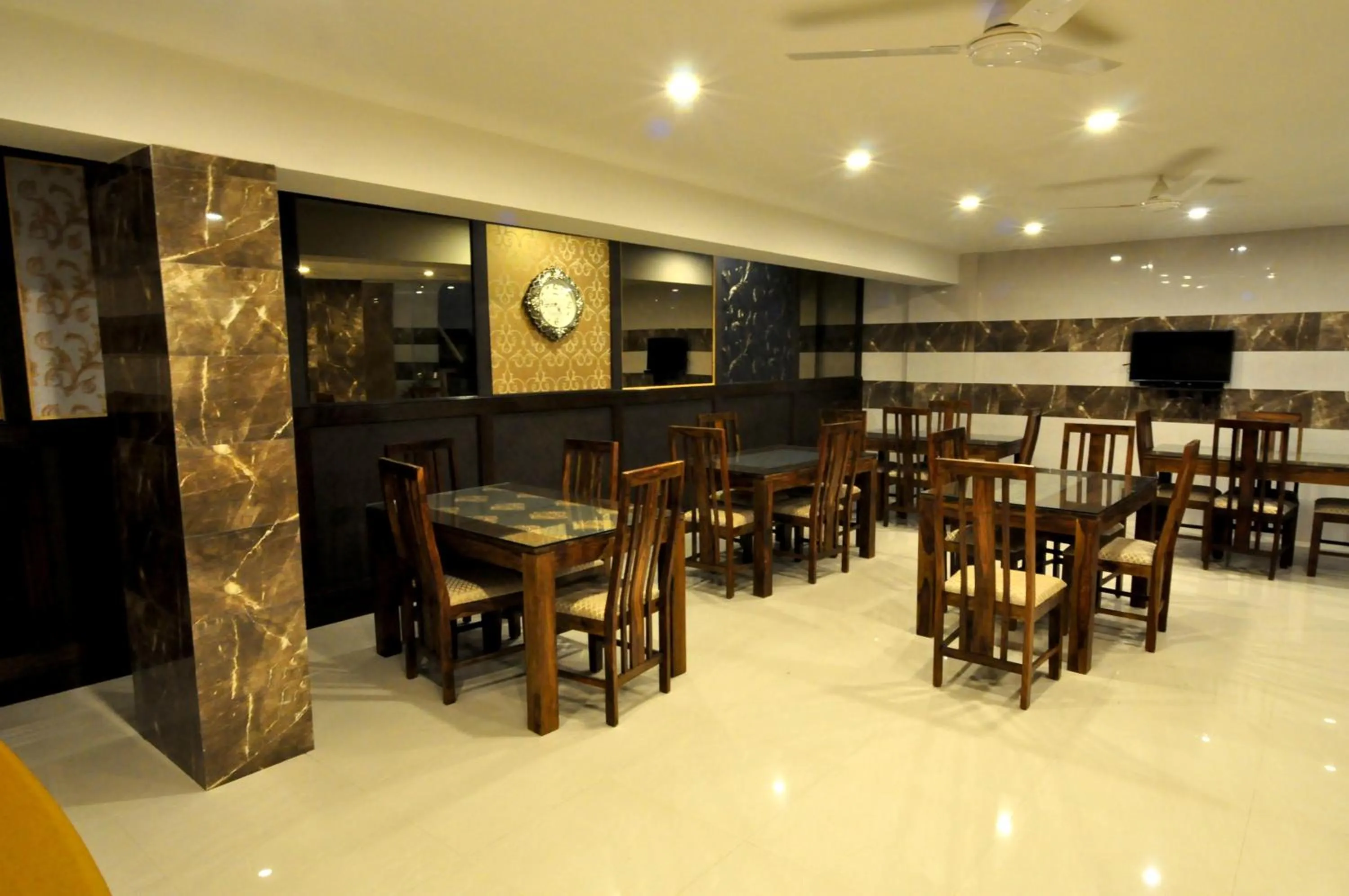 Food and drinks in Anand Bhawan