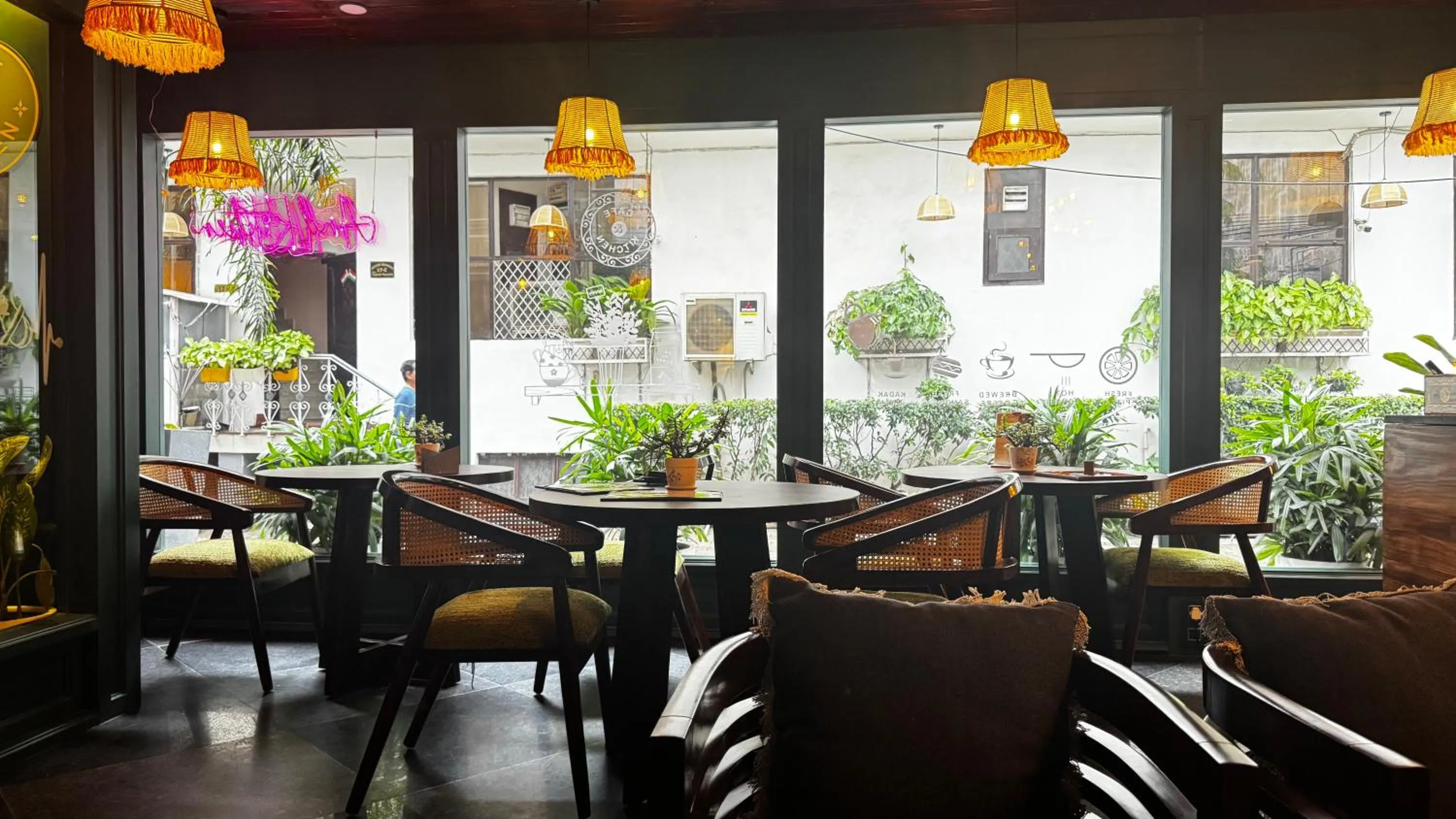 Restaurant/places to eat in Anand Bhawan