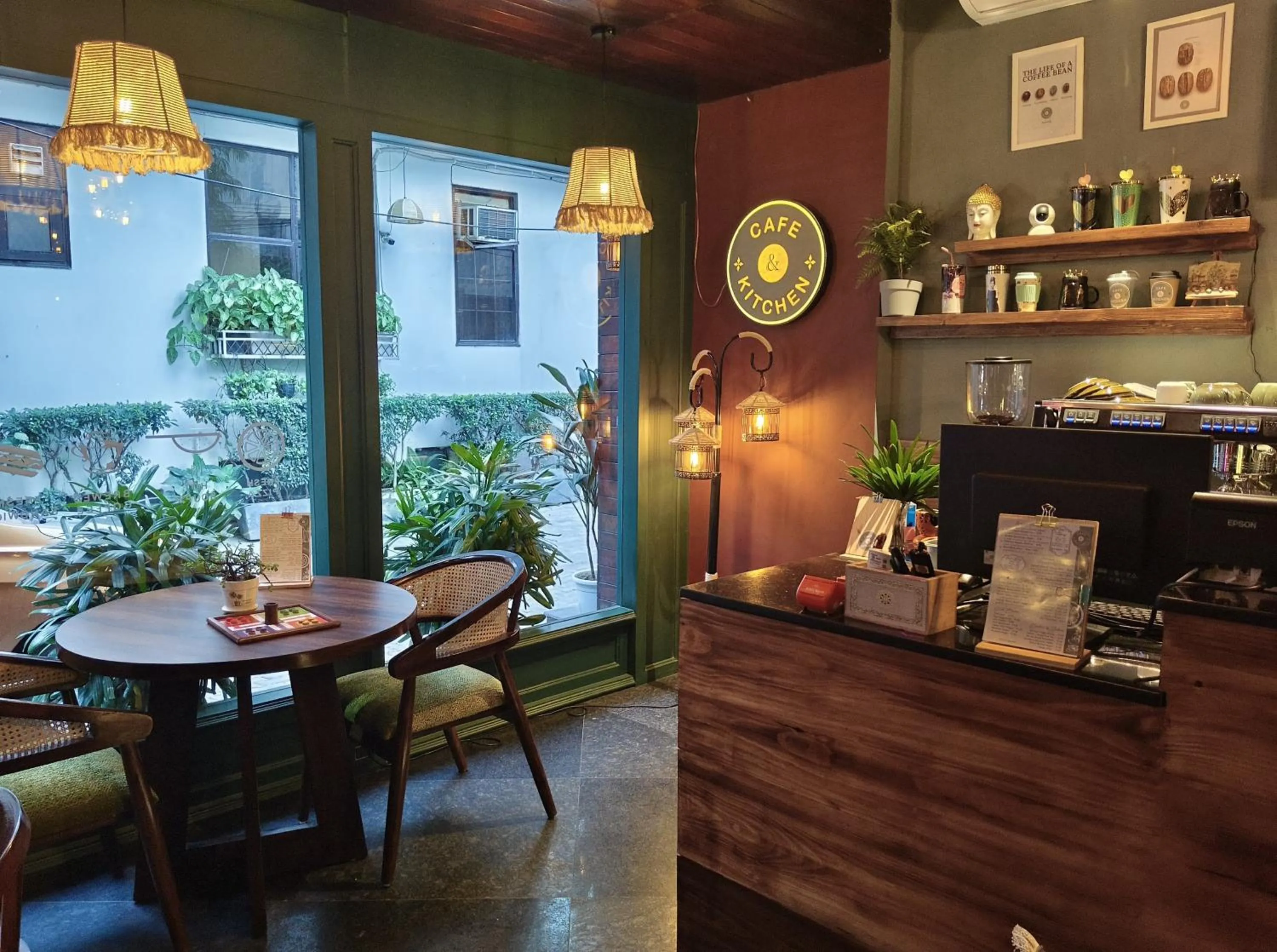 Restaurant/places to eat in Anand Bhawan