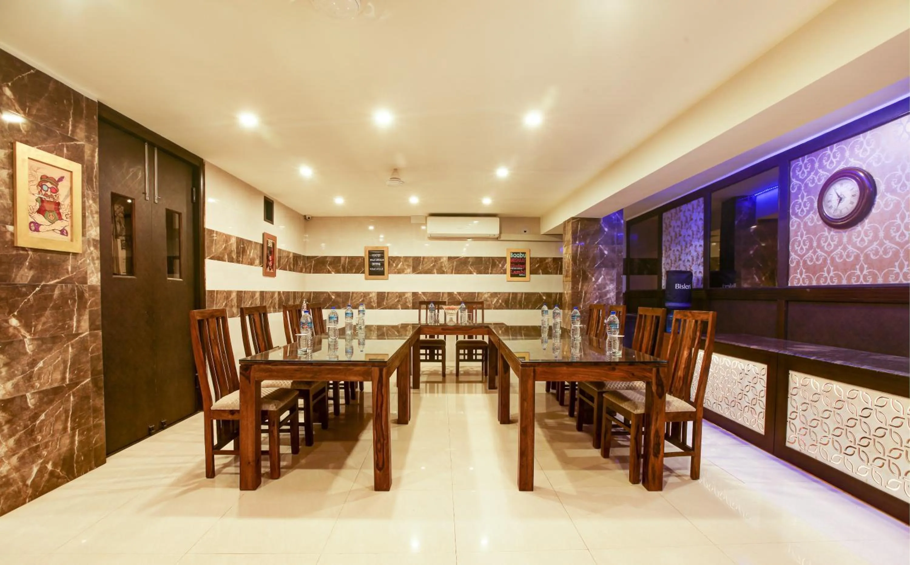 Restaurant/places to eat in Anand Bhawan