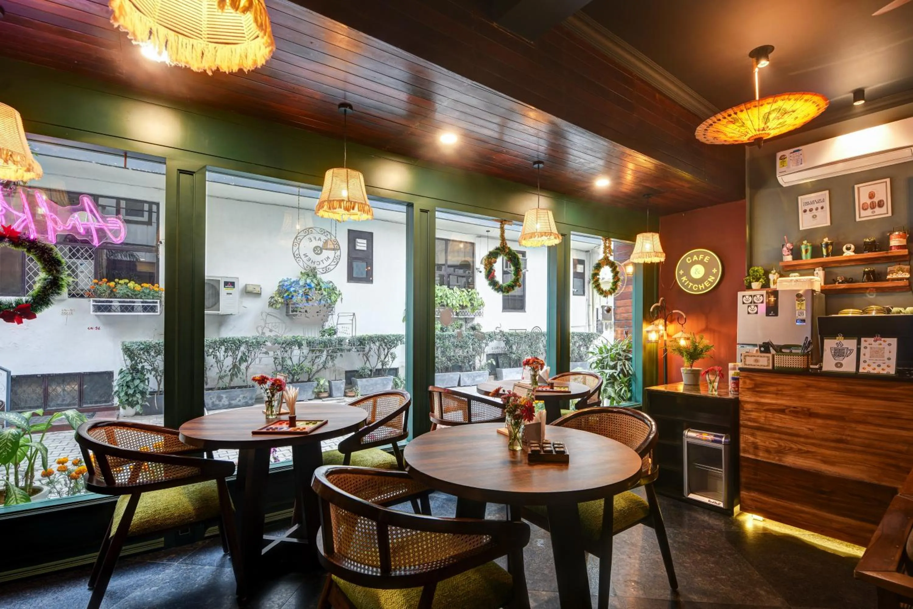 Restaurant/places to eat in Anand Bhawan