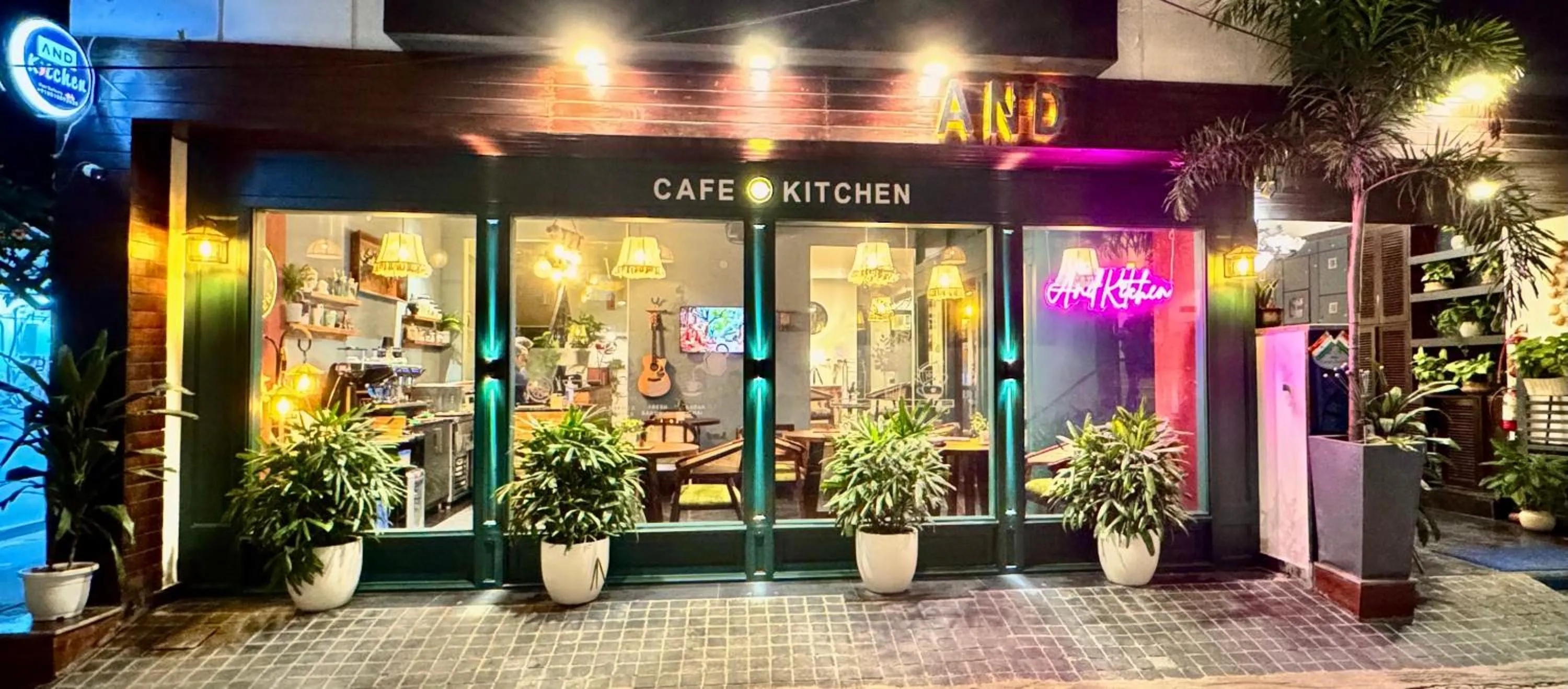 Restaurant/places to eat in Anand Bhawan