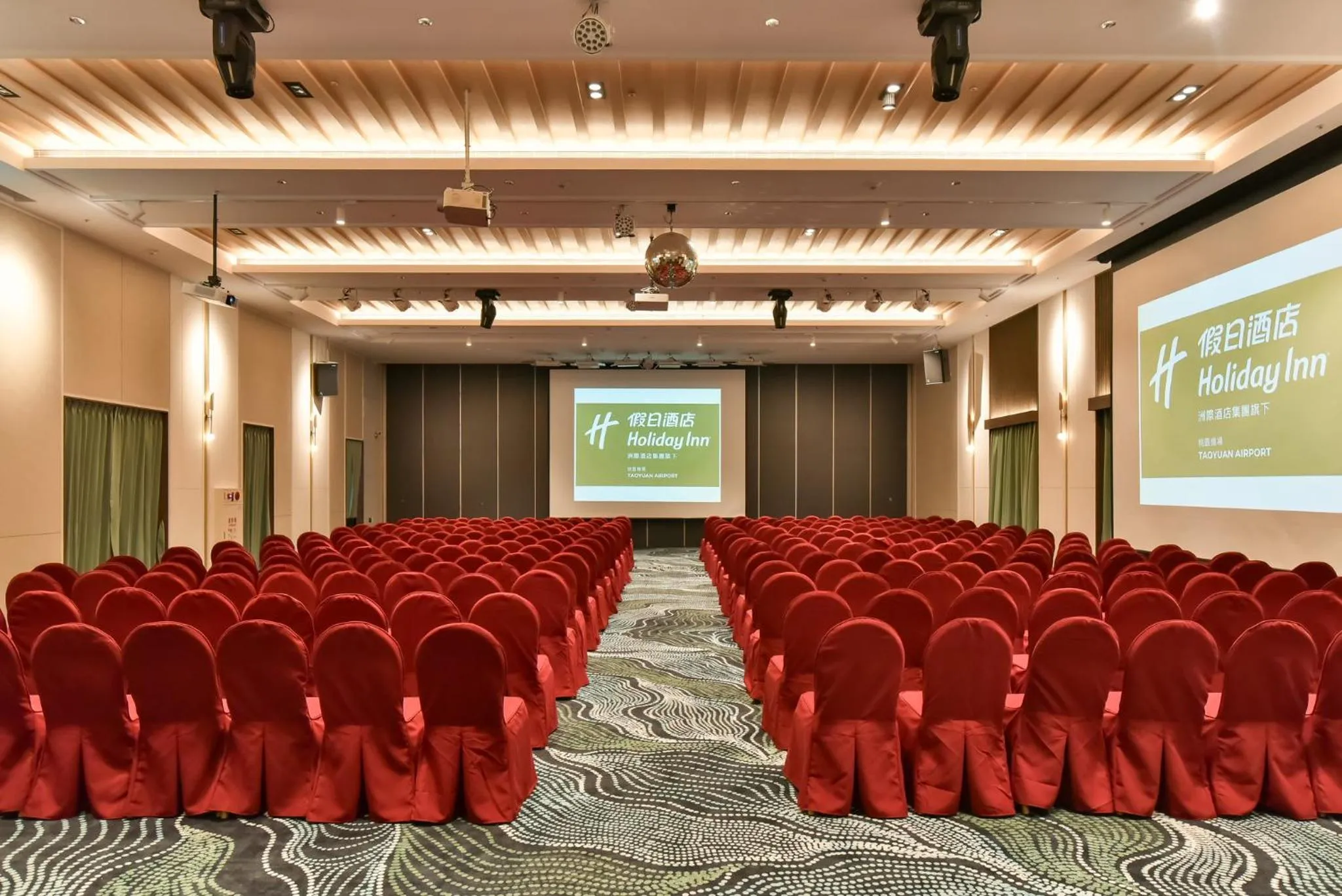Meeting/conference room in Holiday Inn Taoyuan Airport by IHG