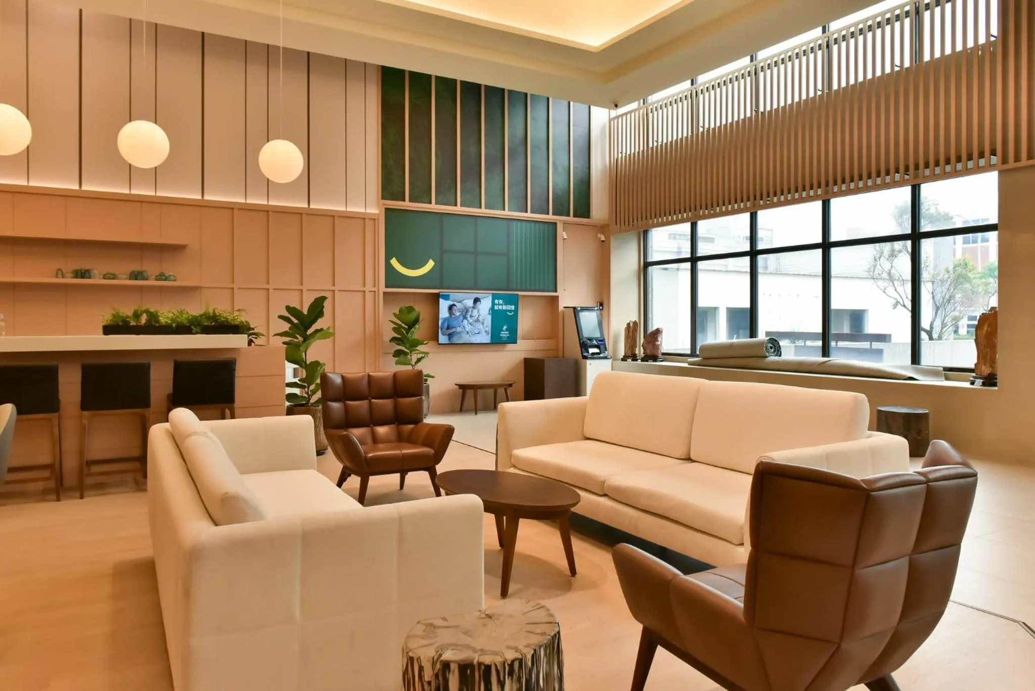 Lounge or bar in Holiday Inn Taoyuan Airport by IHG