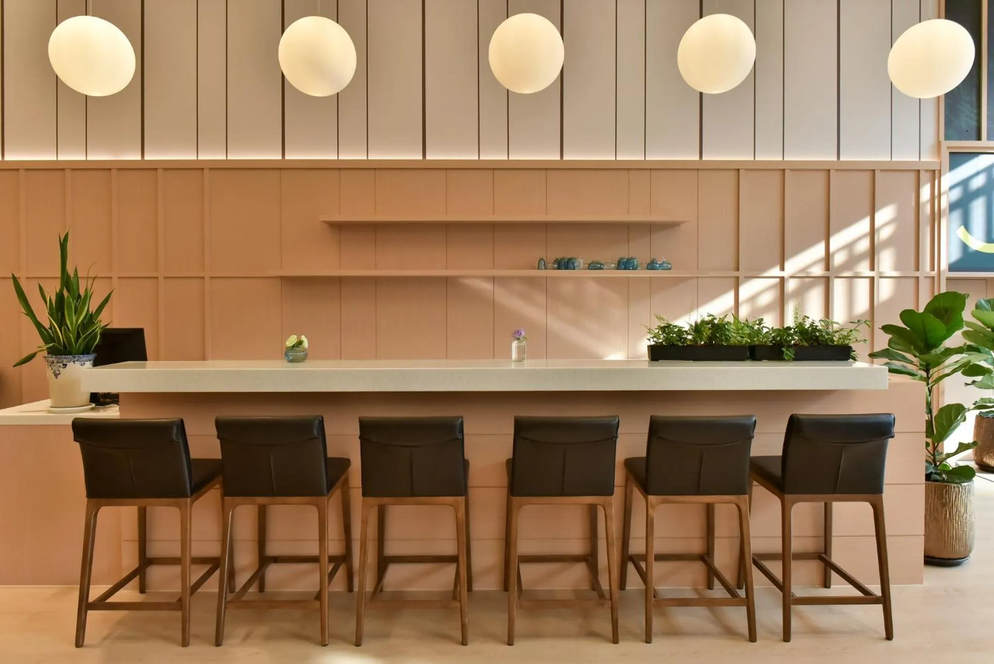 Lounge or bar in Holiday Inn Taoyuan Airport by IHG