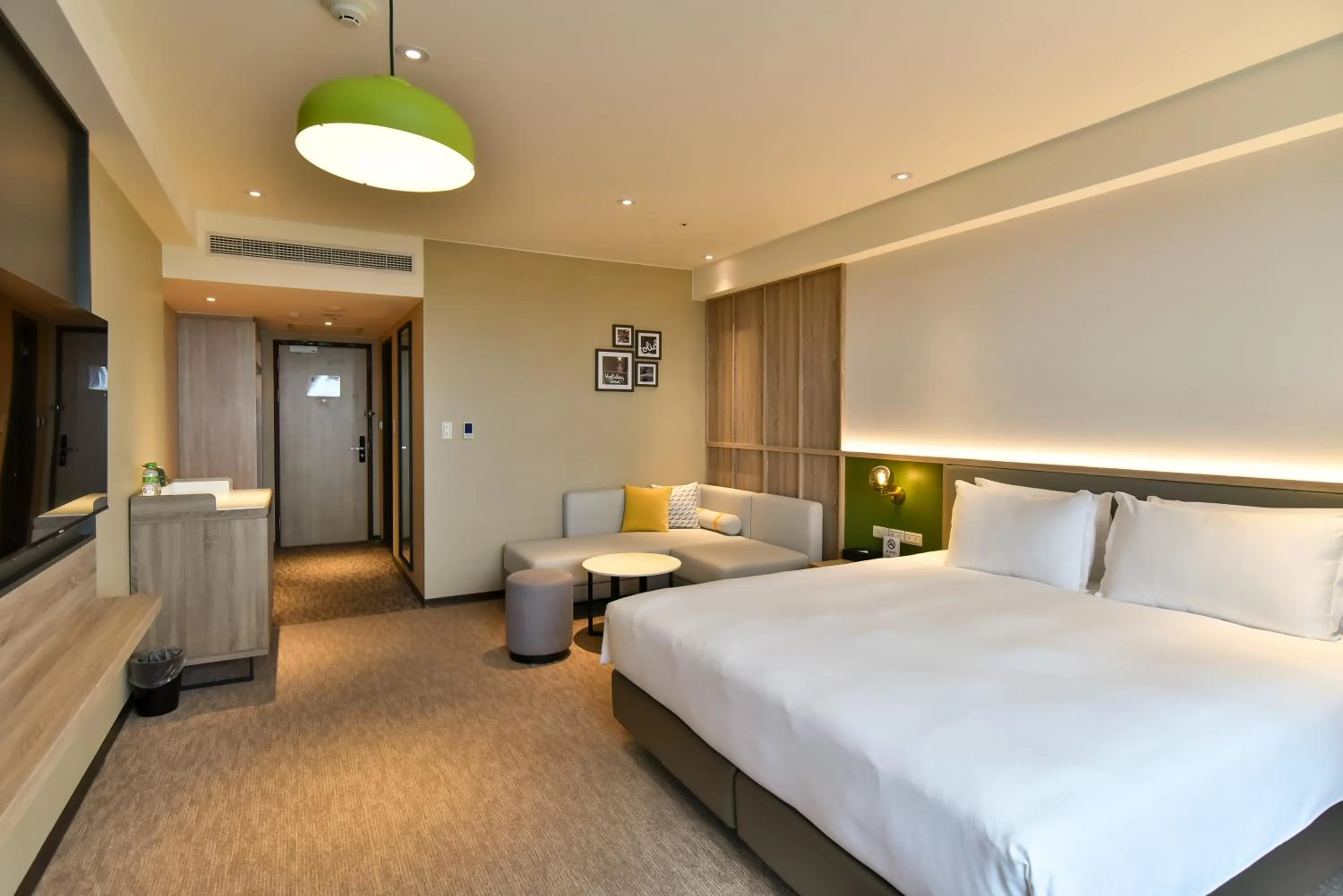 Bed in Holiday Inn Taoyuan Airport by IHG