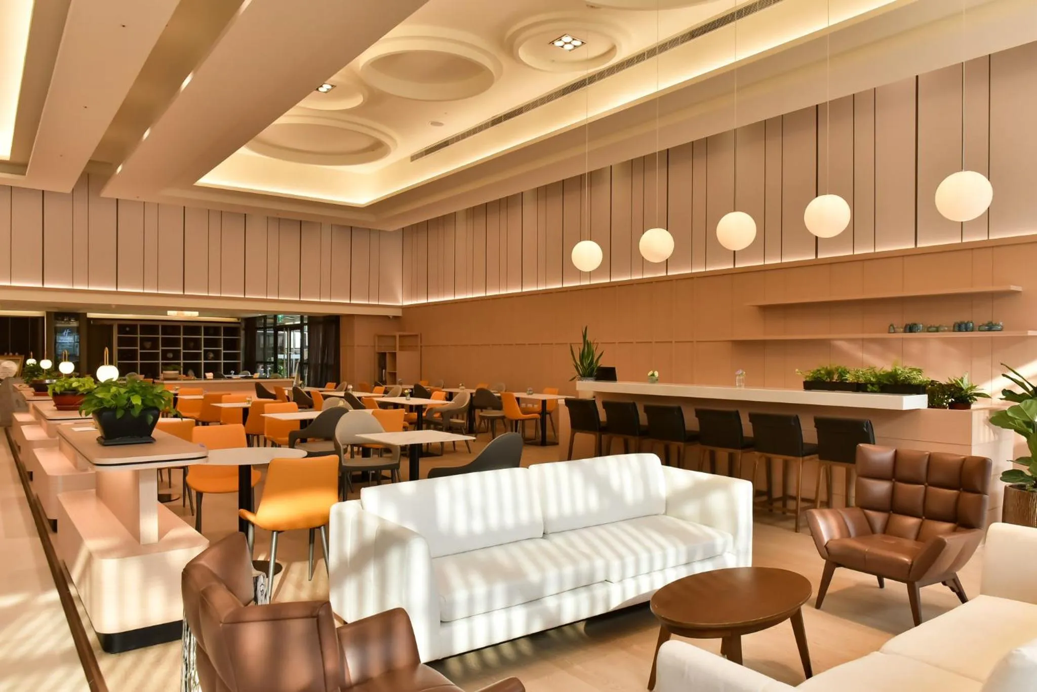 Lounge or bar in Holiday Inn Taoyuan Airport by IHG