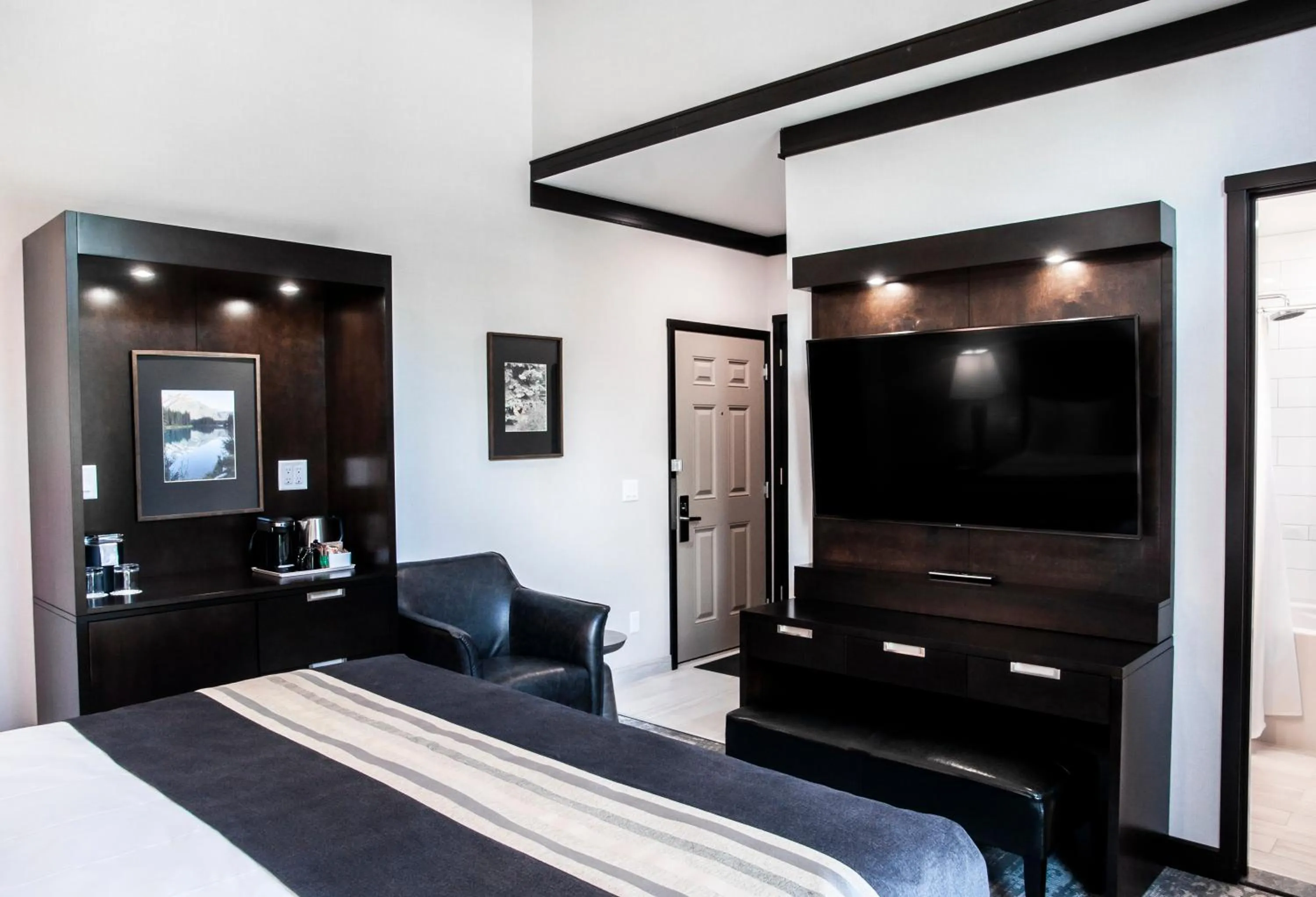 Deluxe Mountain View One King Bed in Charltons Banff