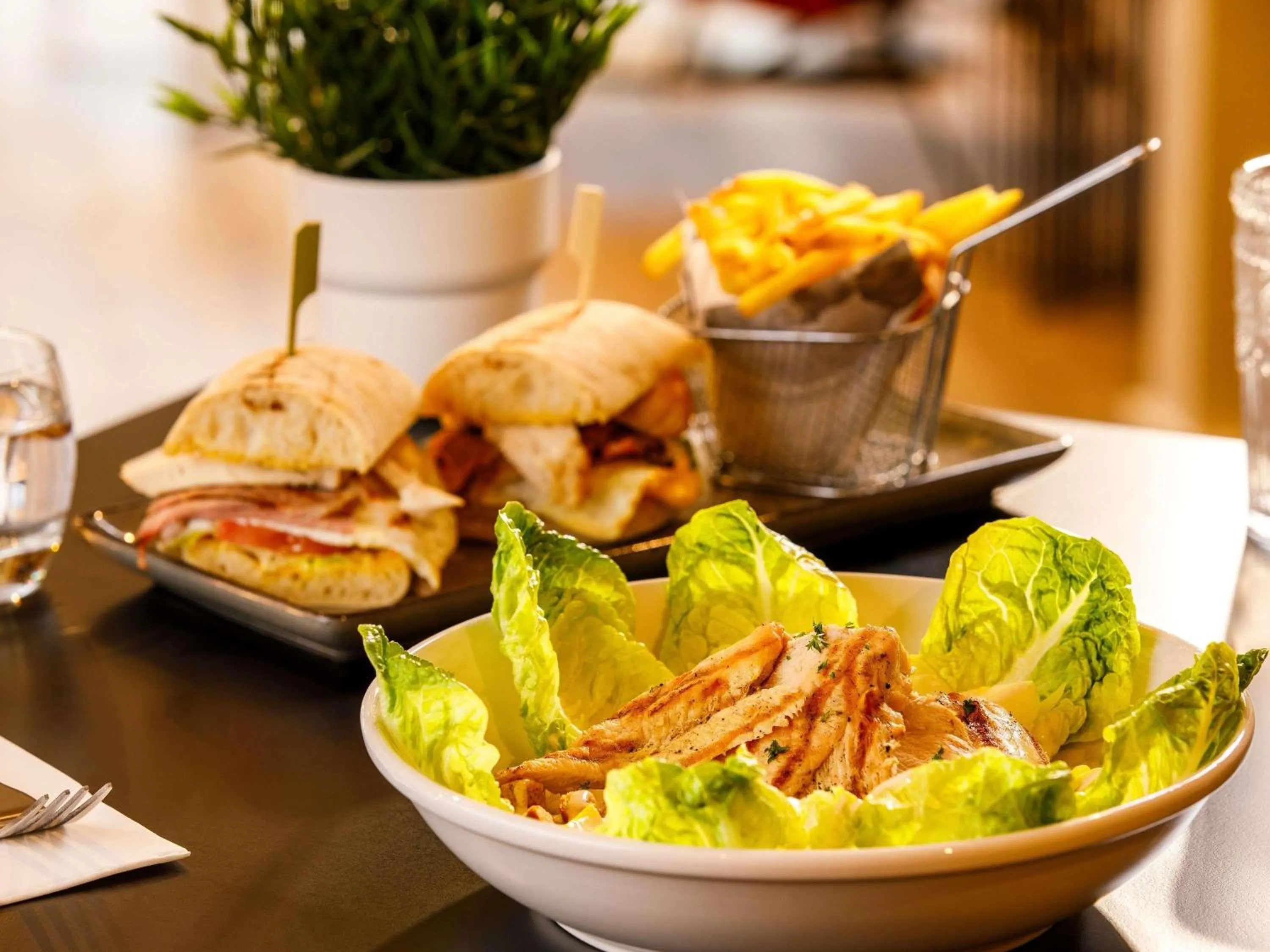 Restaurant/places to eat in Mercure Birmingham West Hotel