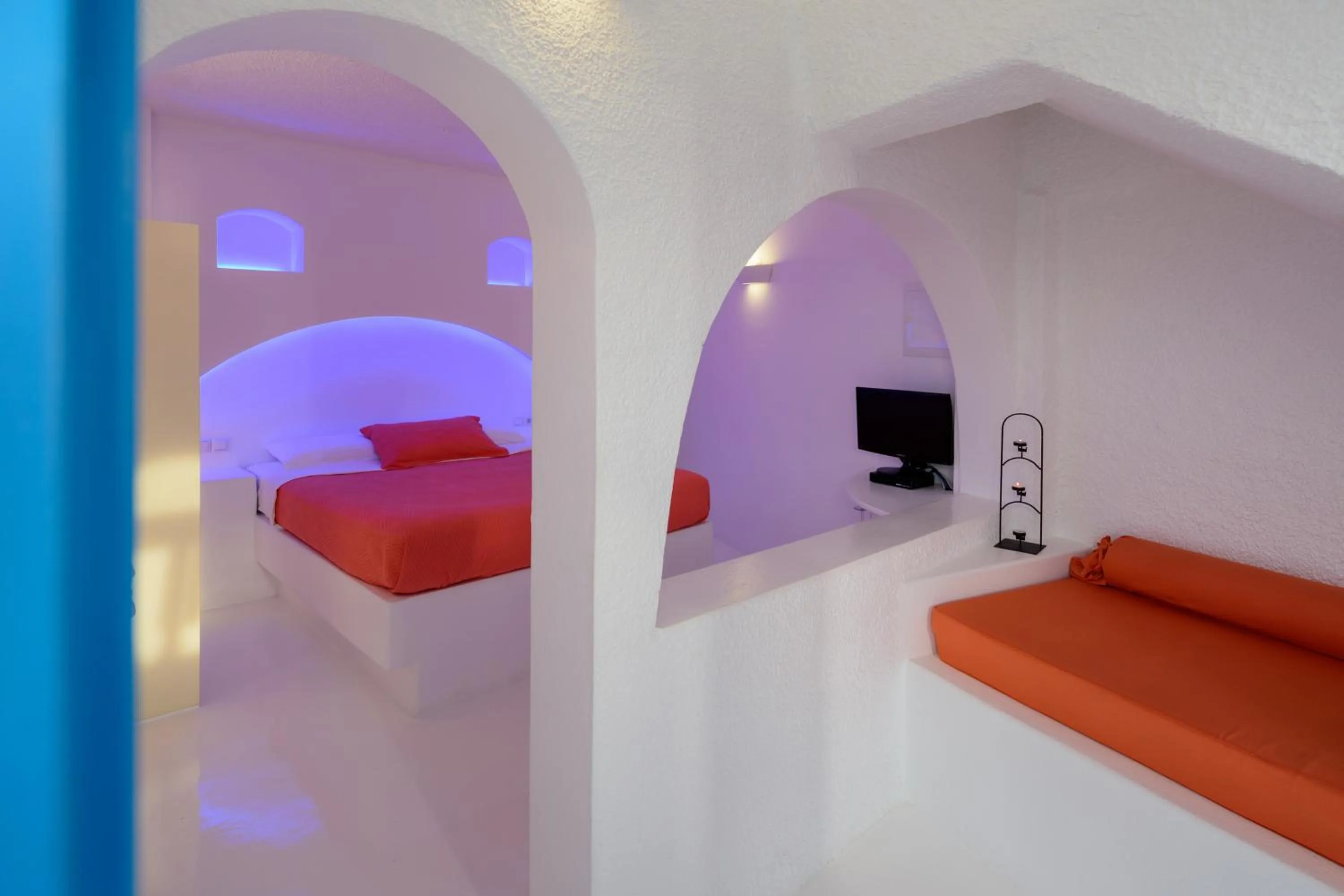 Bed in Abyssanto Suites and Spa