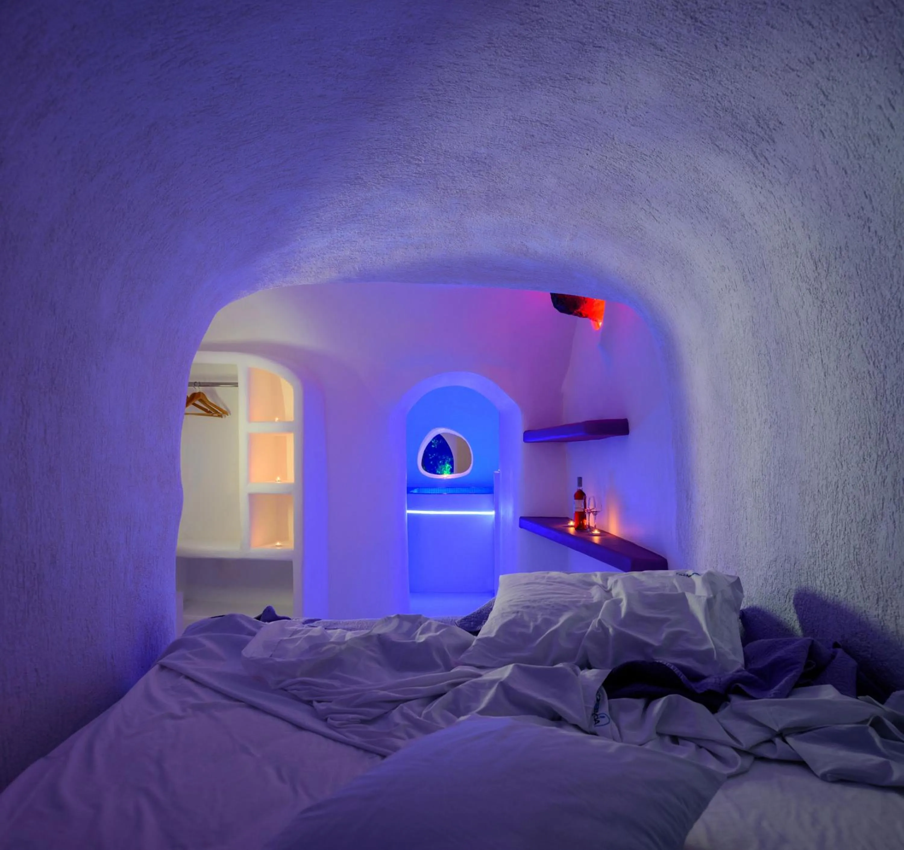 Bed in Abyssanto Suites and Spa