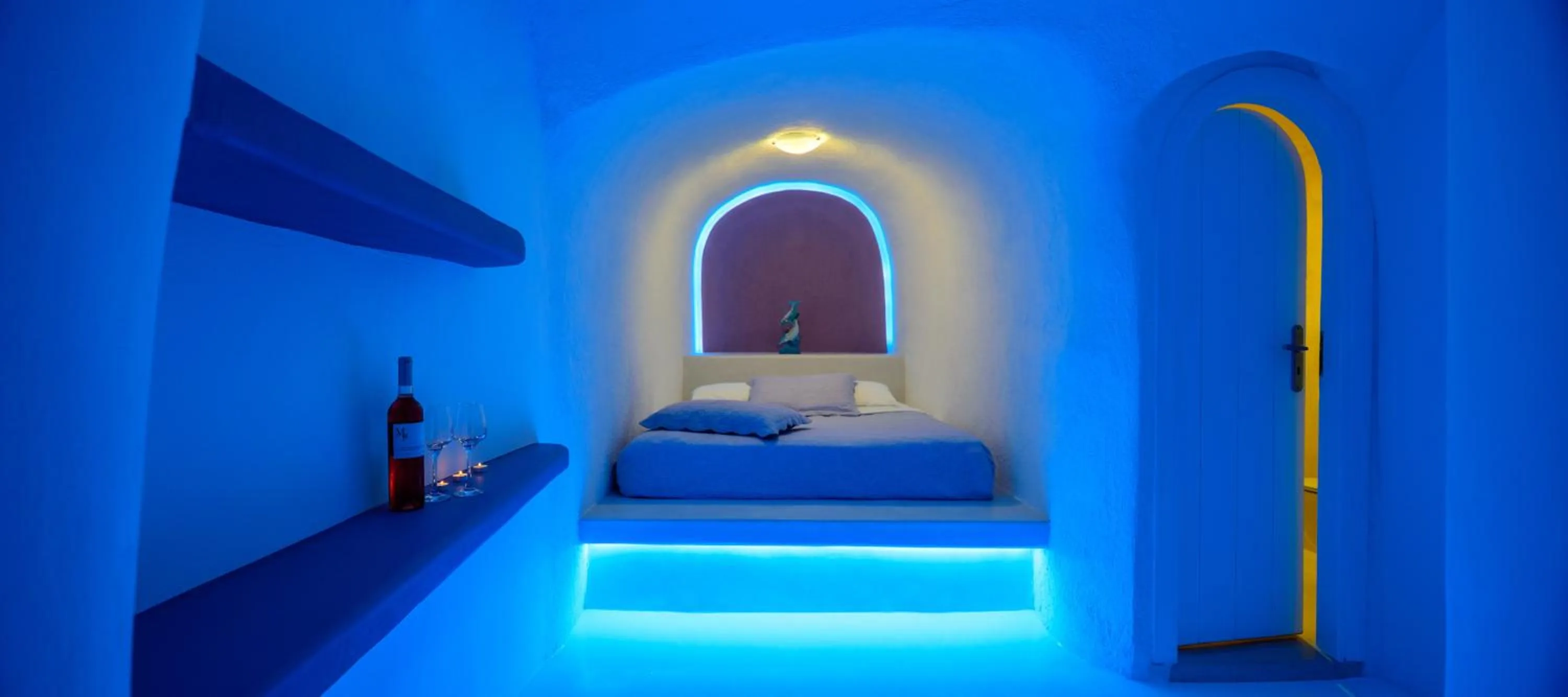 Bed in Abyssanto Suites and Spa