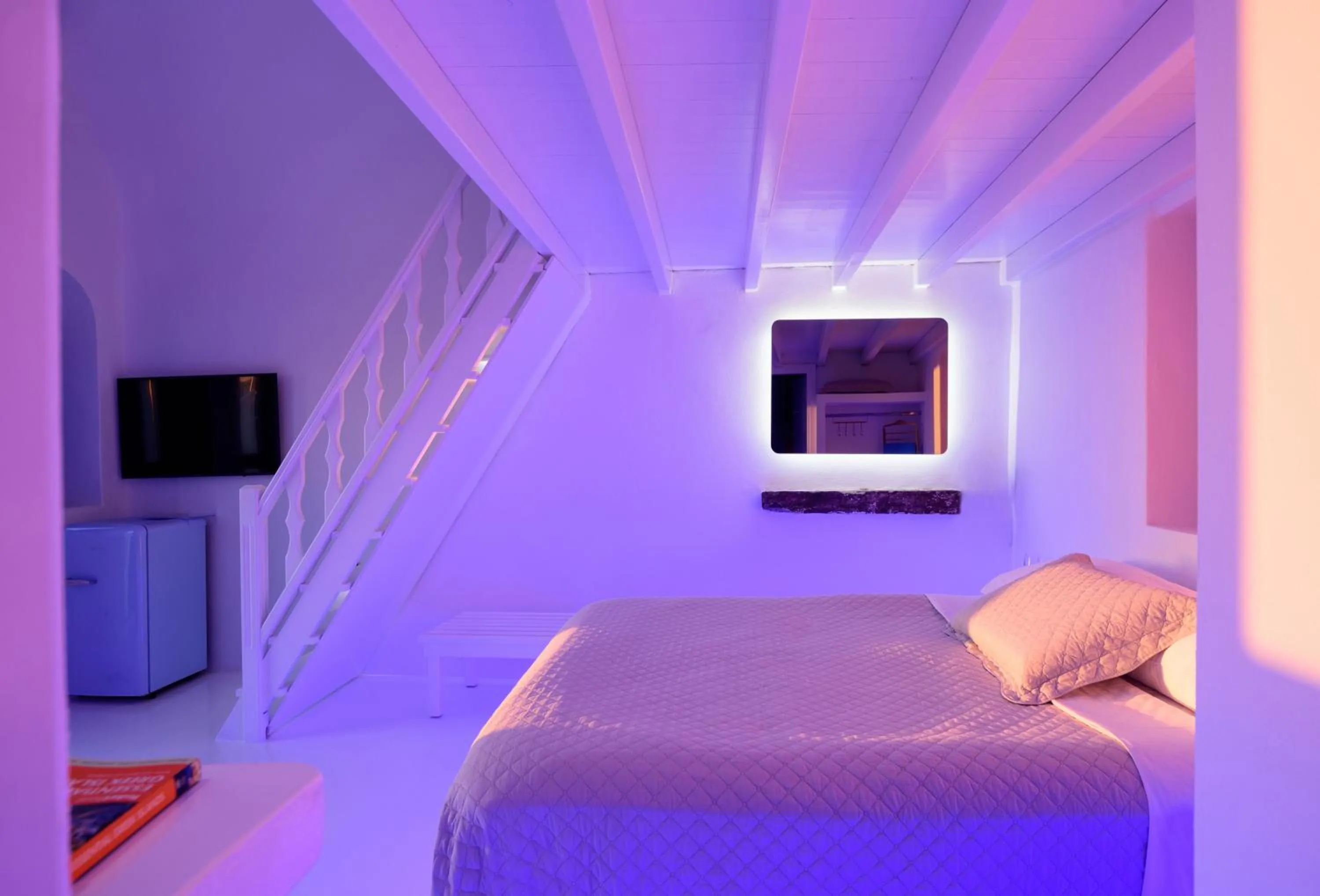 Bed in Abyssanto Suites and Spa