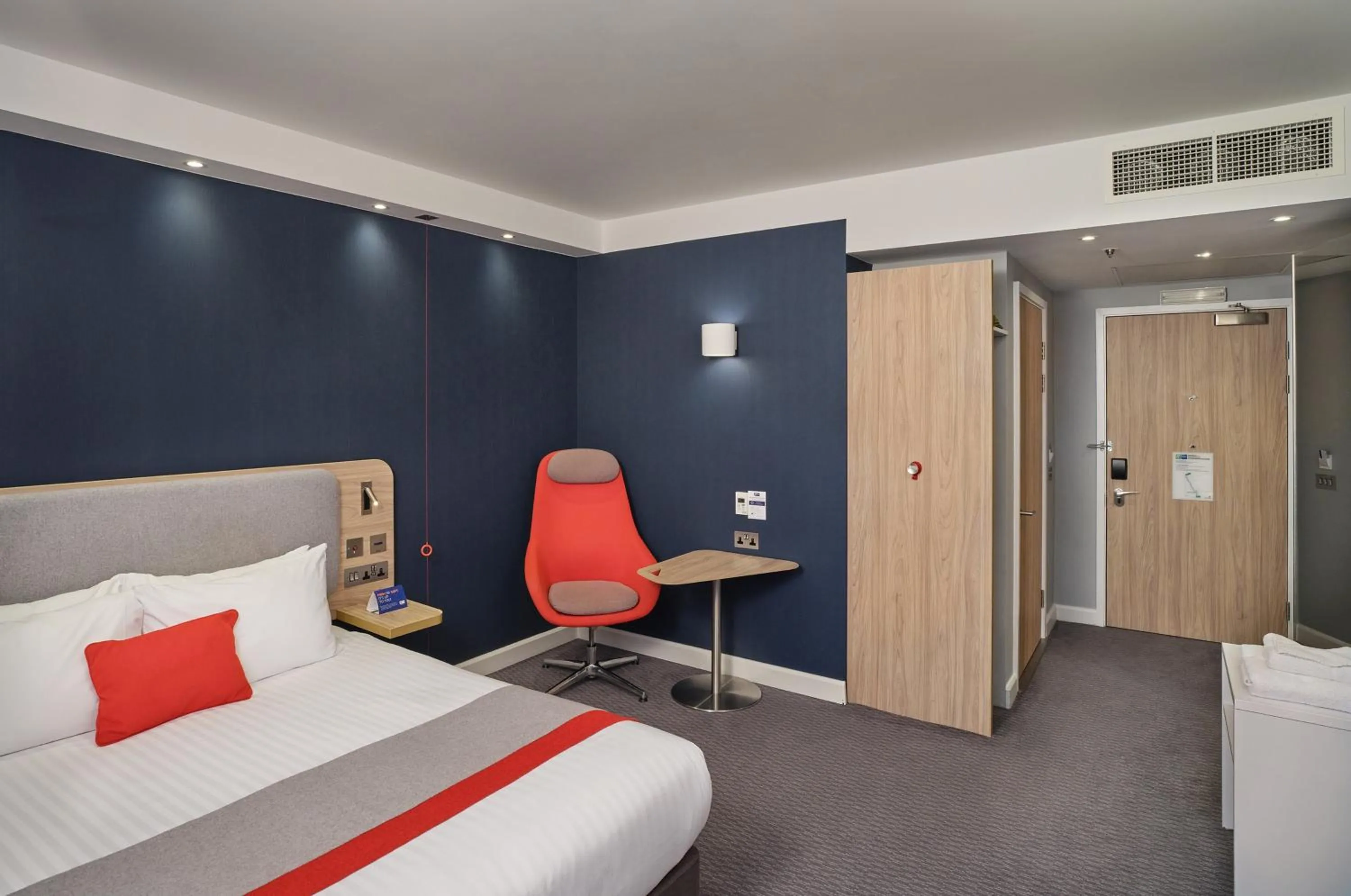 Photo of the whole room, Bed in Holiday Inn Express - Birmingham - City Centre by IHG