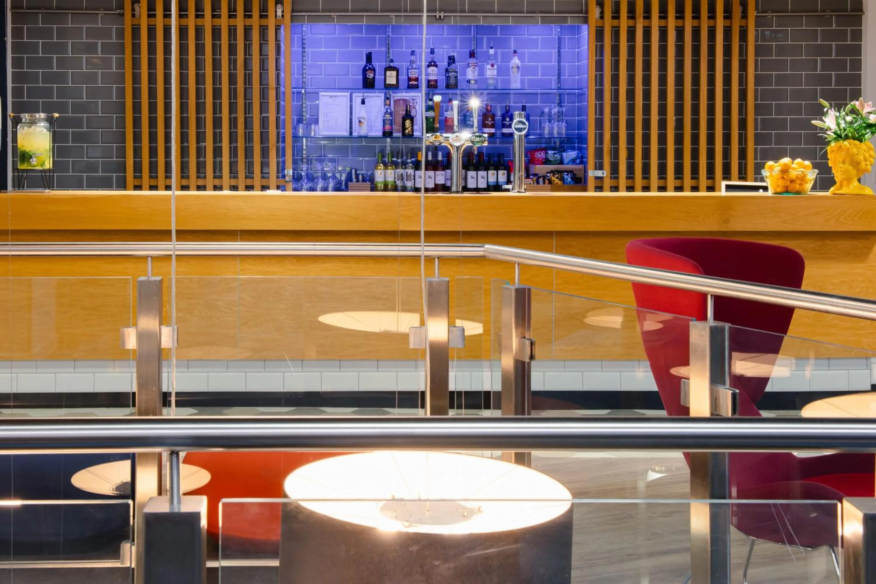 Lounge or bar in Holiday Inn Express - Birmingham - City Centre by IHG