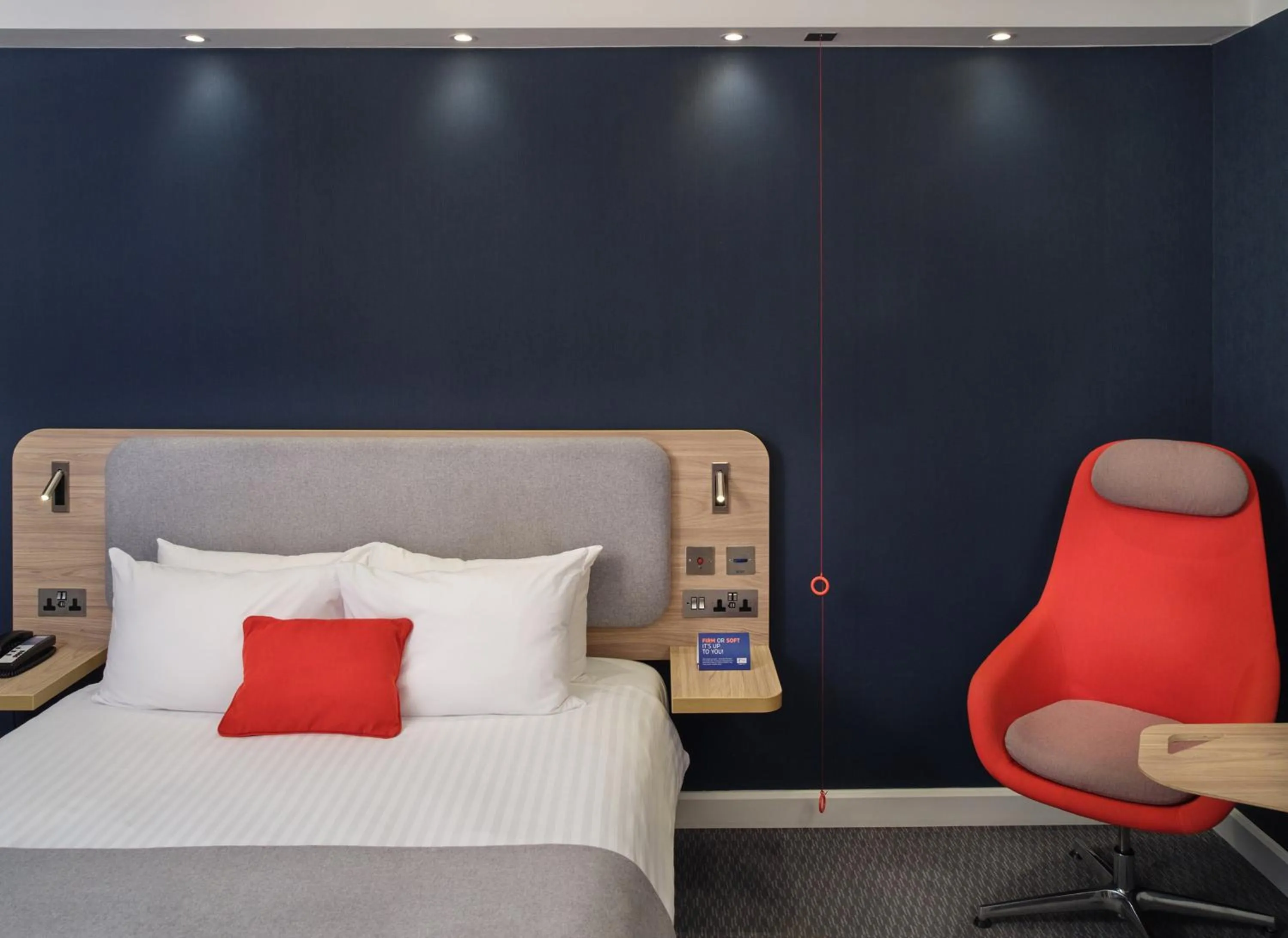 Photo of the whole room, Bed in Holiday Inn Express - Birmingham - City Centre by IHG