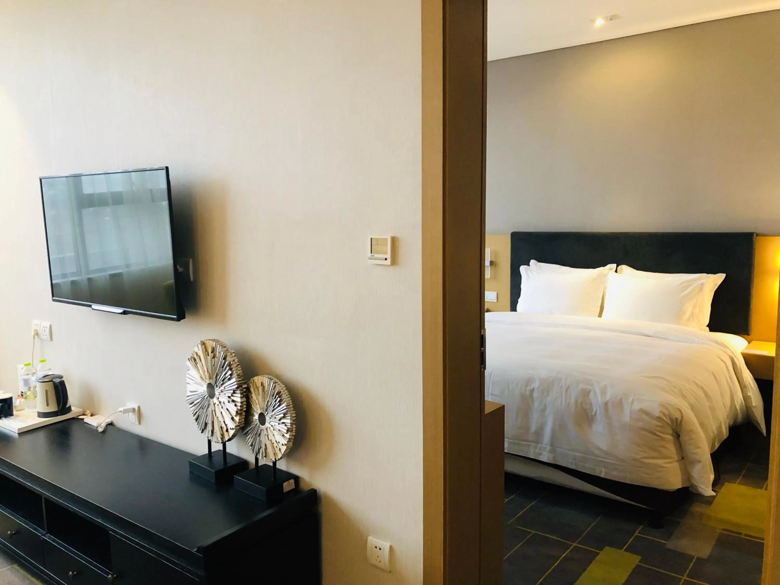 Photo of the whole room, TV/Entertainment Center in Holiday Inn Express Chengdu Dafeng, an IHG Hotel