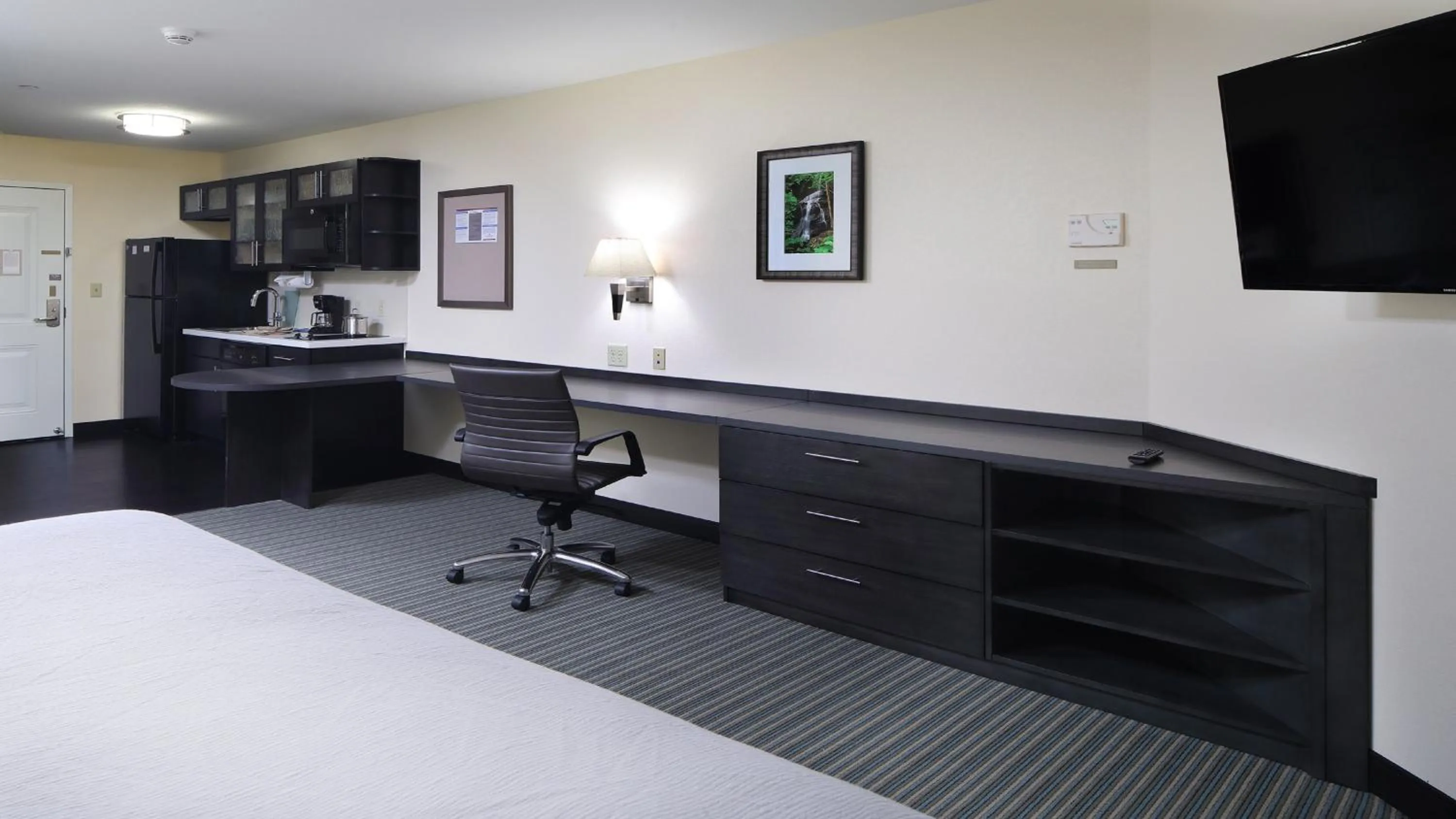 Photo of the whole room, Bed in Candlewood Suites - Newark South - University Area by IHG