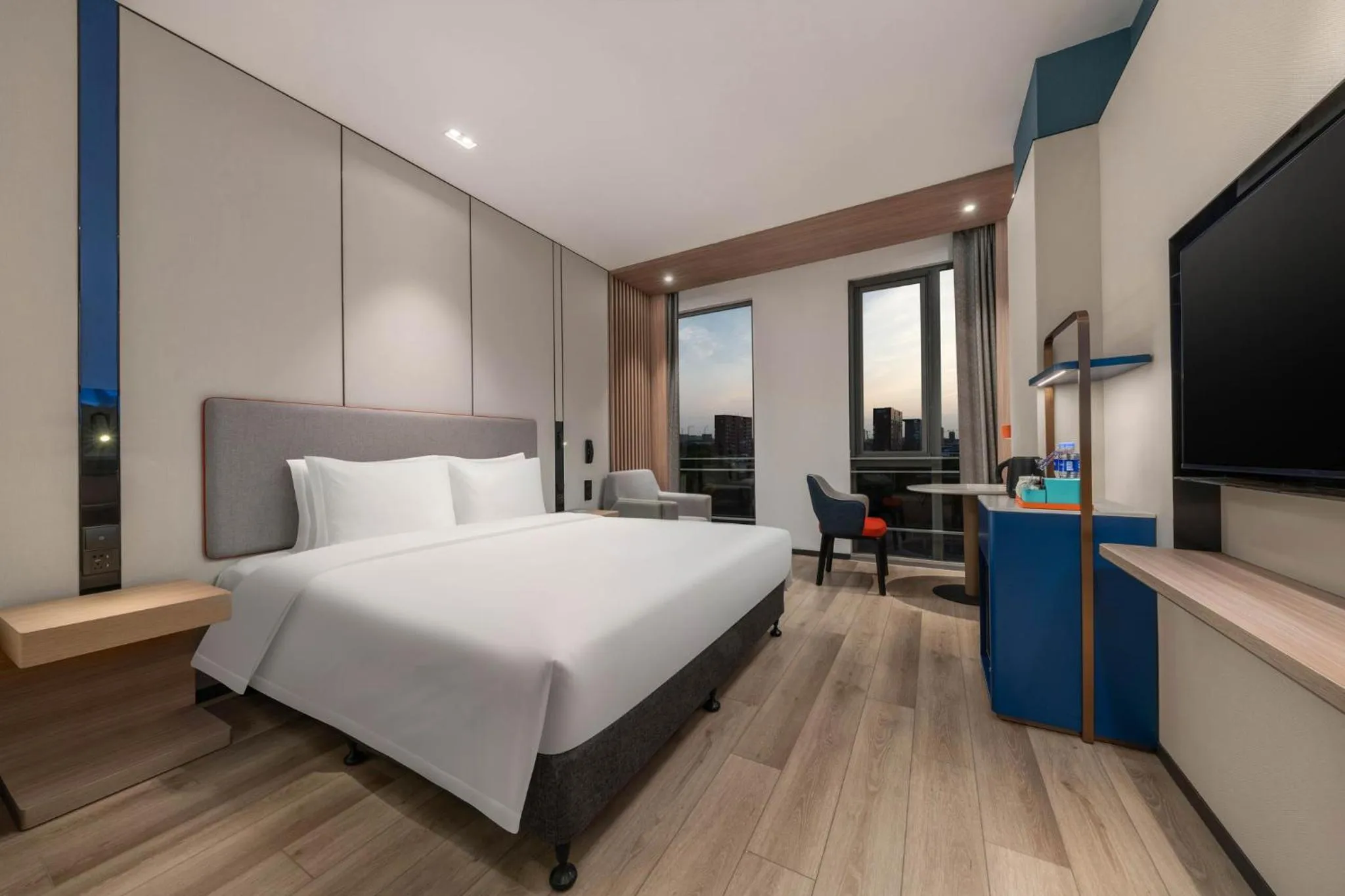 Photo of the whole room, Bed in Holiday Inn Express Shanghai Pujiang by IHG