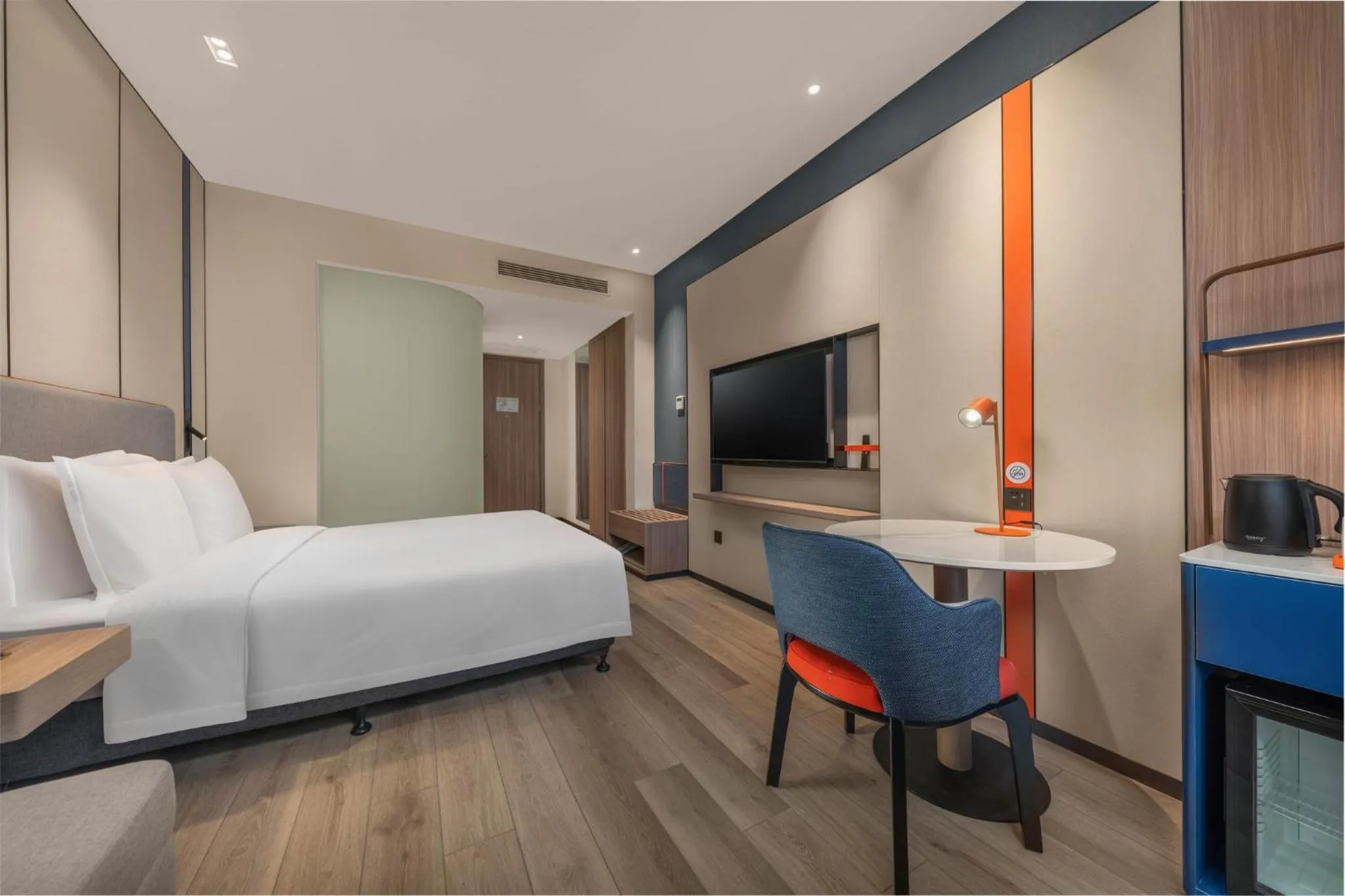 Photo of the whole room, Bed in Holiday Inn Express Shanghai Pujiang by IHG