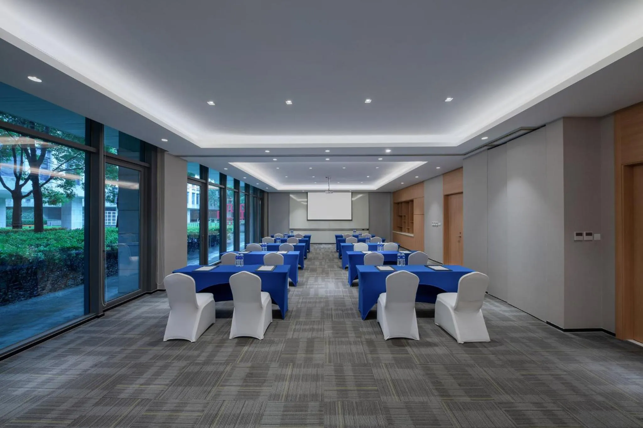 Meeting/conference room in Holiday Inn Express Shanghai Pujiang by IHG