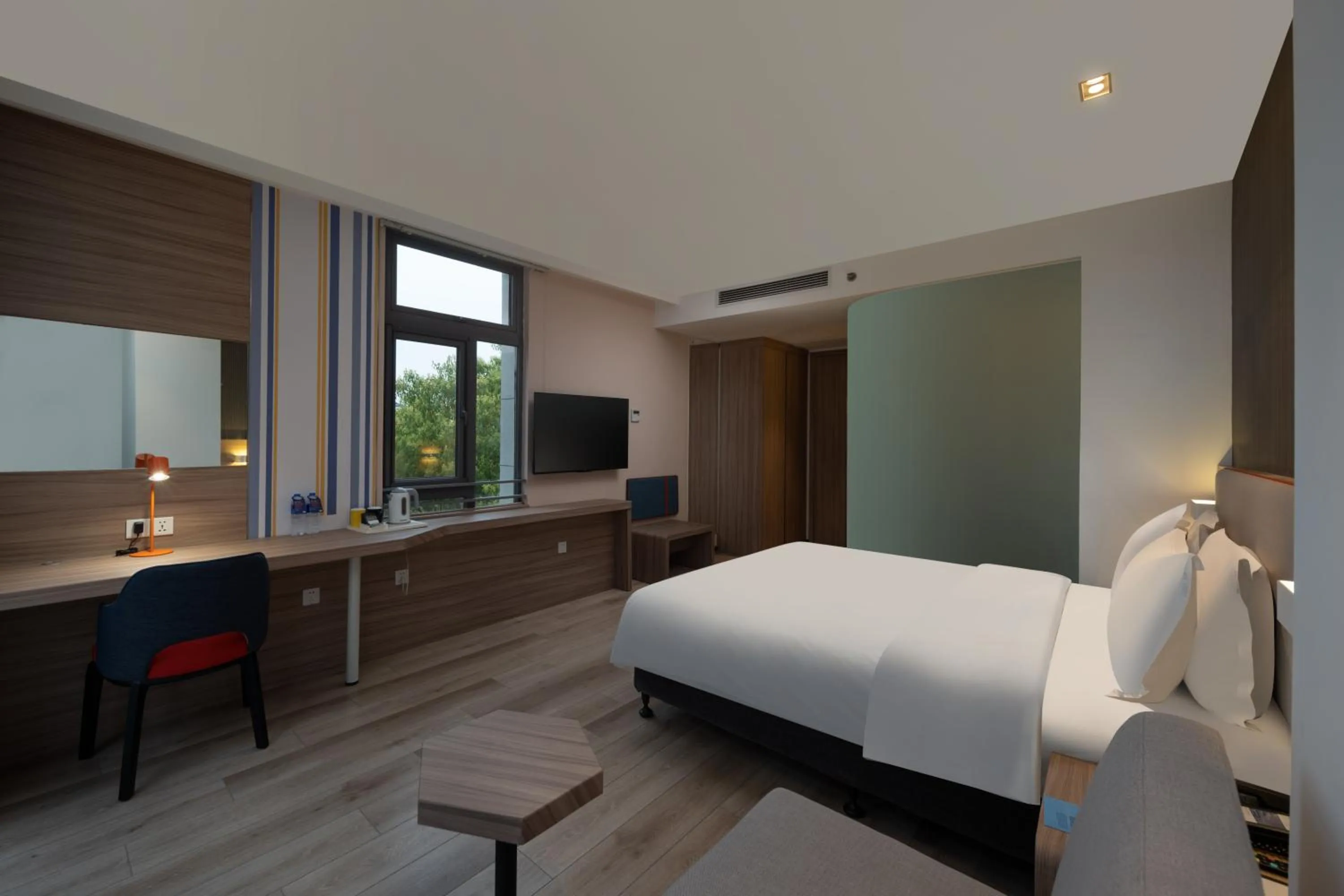 Bedroom, Bed in Holiday Inn Express Shanghai Pujiang by IHG