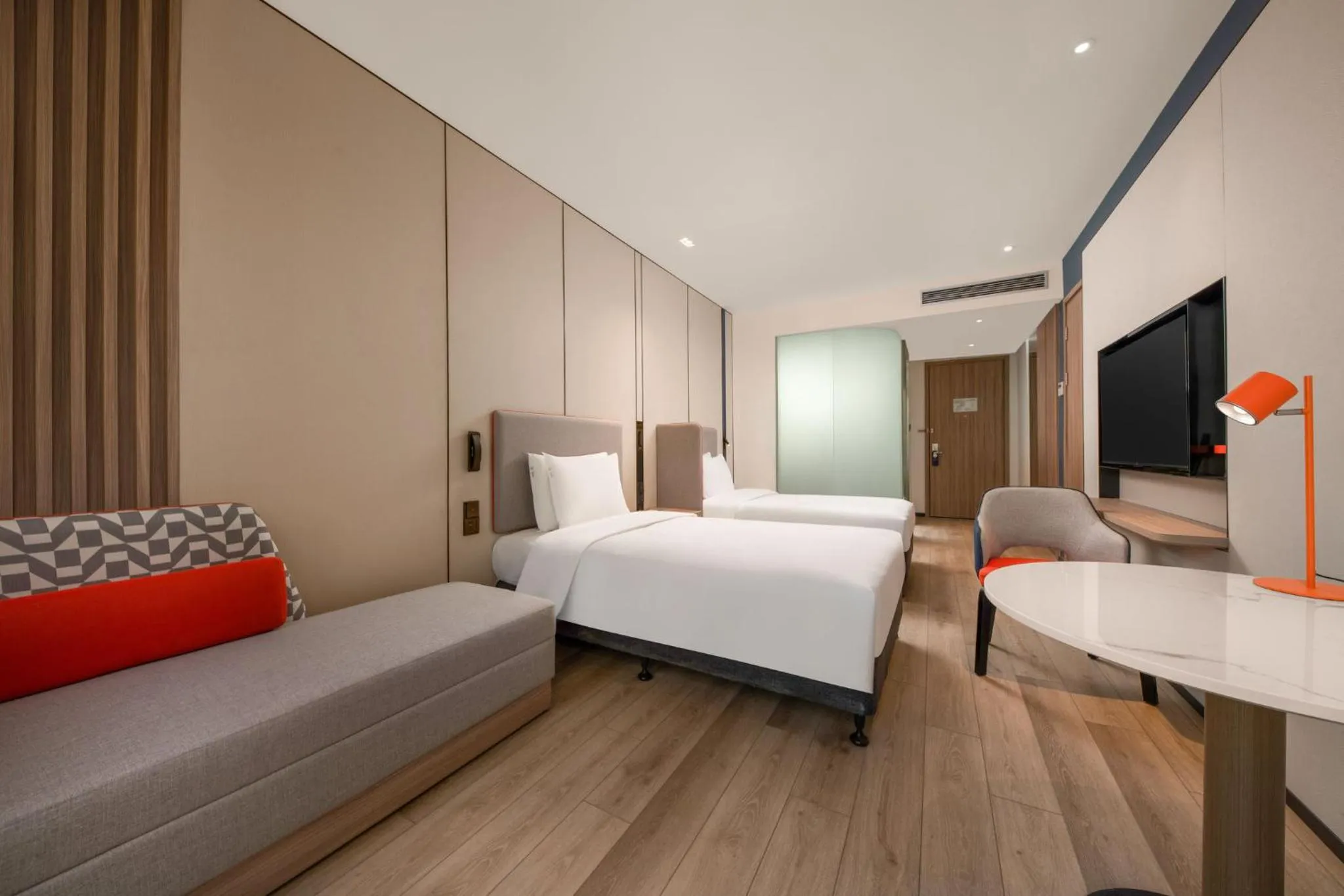 Photo of the whole room, Bed in Holiday Inn Express Shanghai Pujiang by IHG
