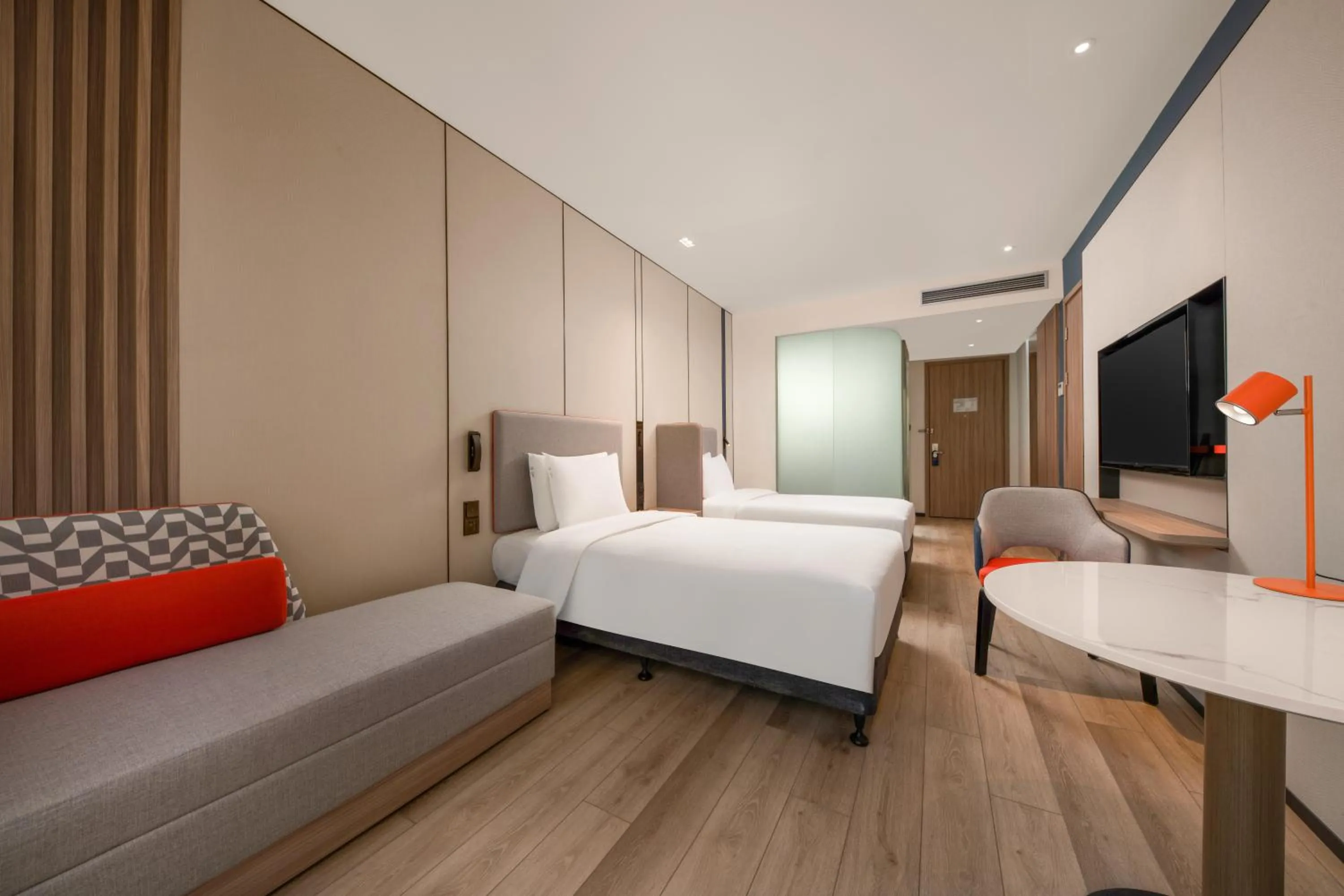 Bed in Holiday Inn Express Shanghai Pujiang by IHG