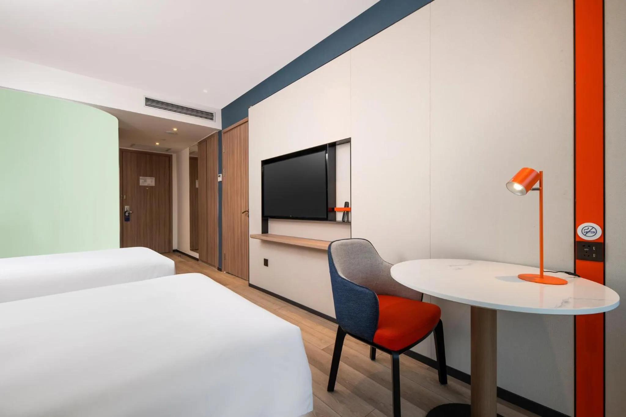 Photo of the whole room, Bed in Holiday Inn Express Shanghai Pujiang by IHG