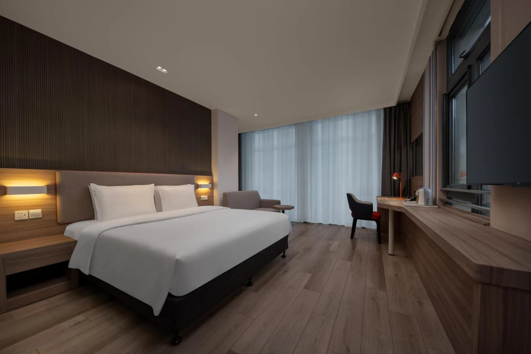 Photo of the whole room, Bed in Holiday Inn Express Shanghai Pujiang by IHG