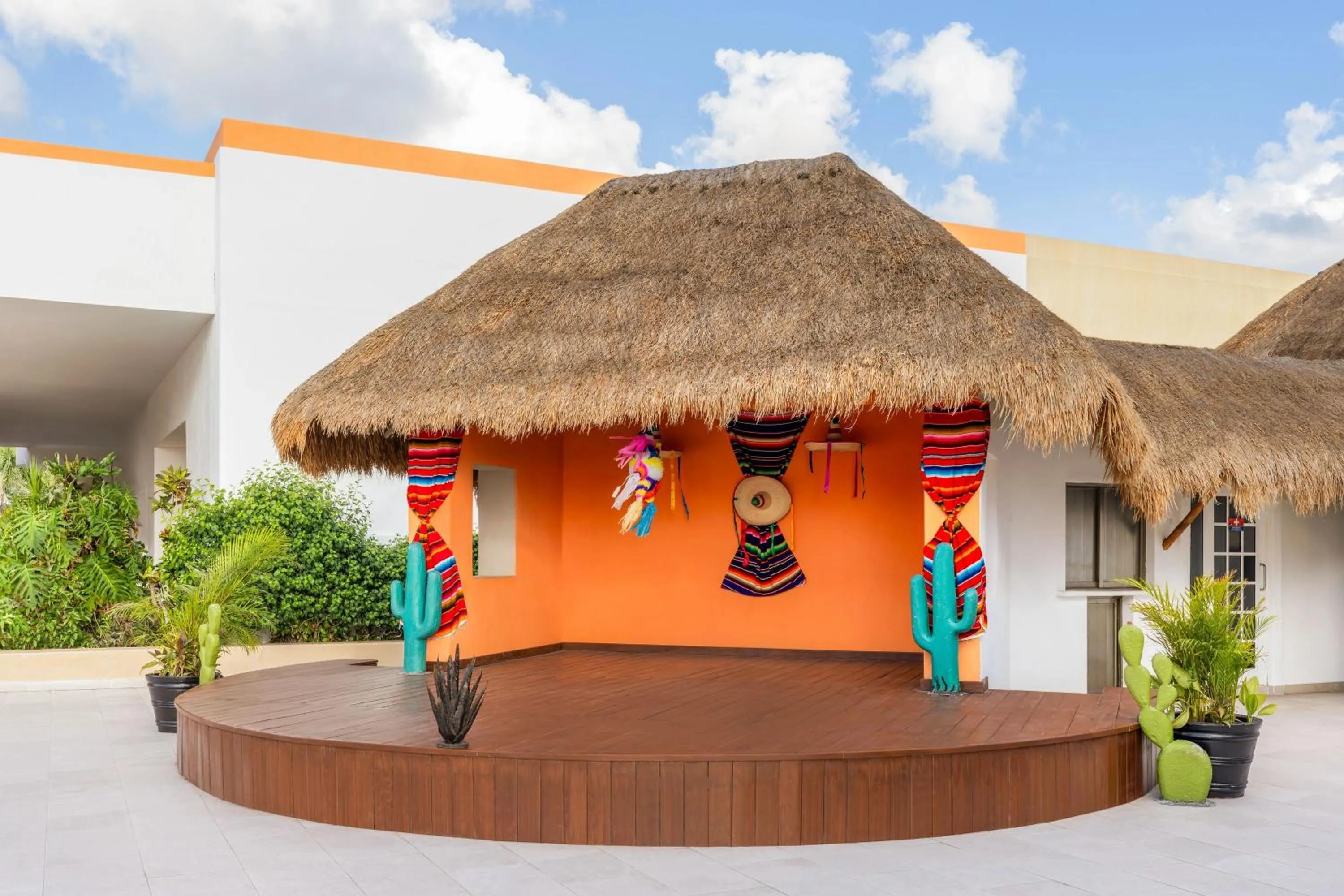 Evening entertainment in Sunscape Sabor Cozumel