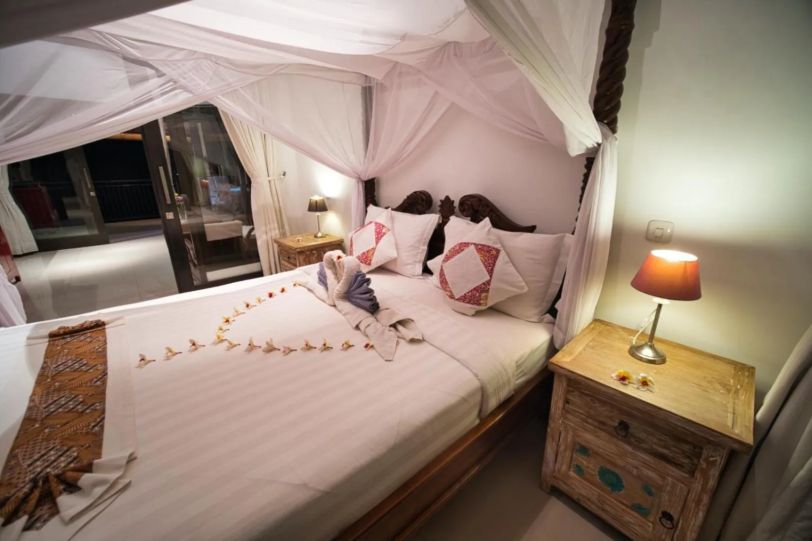 Bed in Sing Sing Resort Lovina