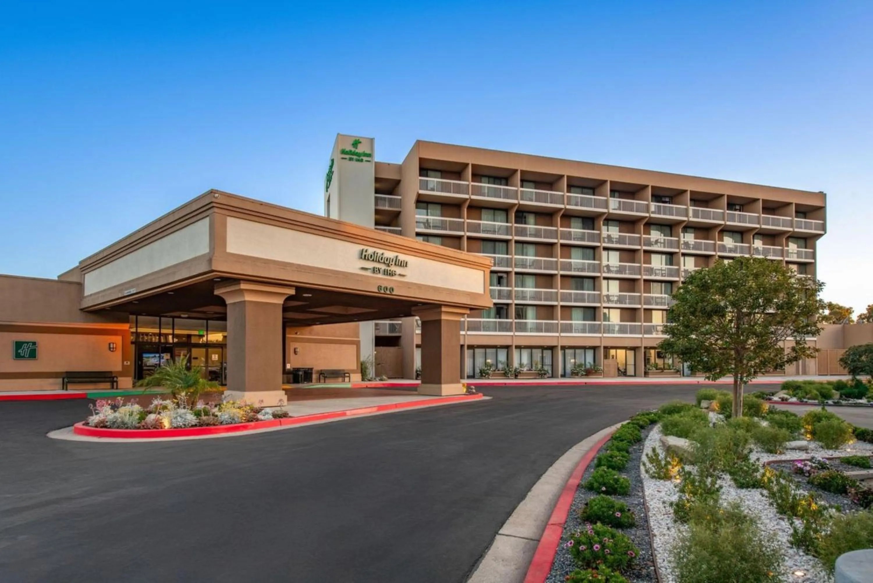 Property building in Holiday Inn Oxnard - Ventura by IHG