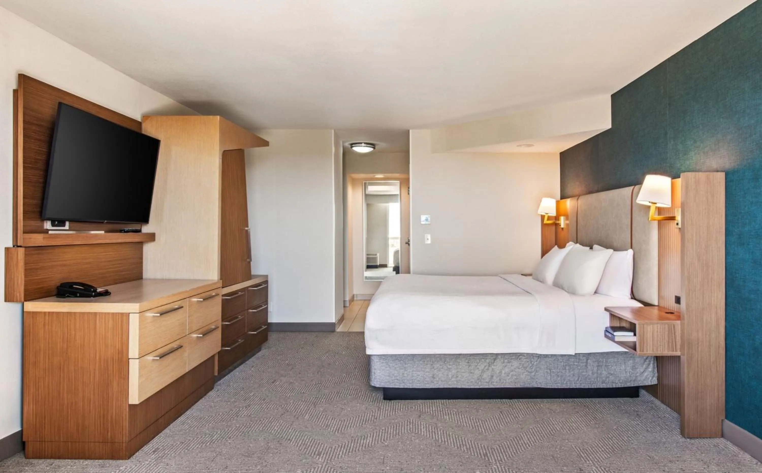 Photo of the whole room, Bed in Holiday Inn Oxnard - Ventura by IHG