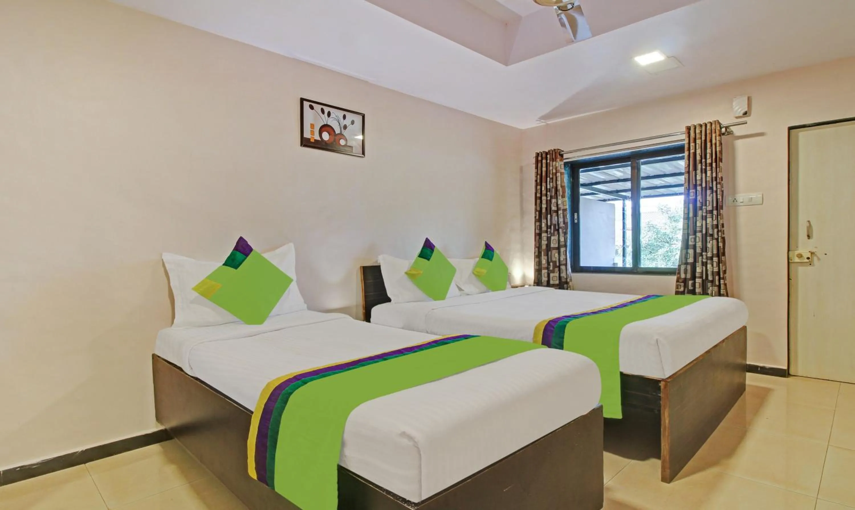 Bedroom in Treebo Berry Hill Venna Lake, 3 Km From City Center