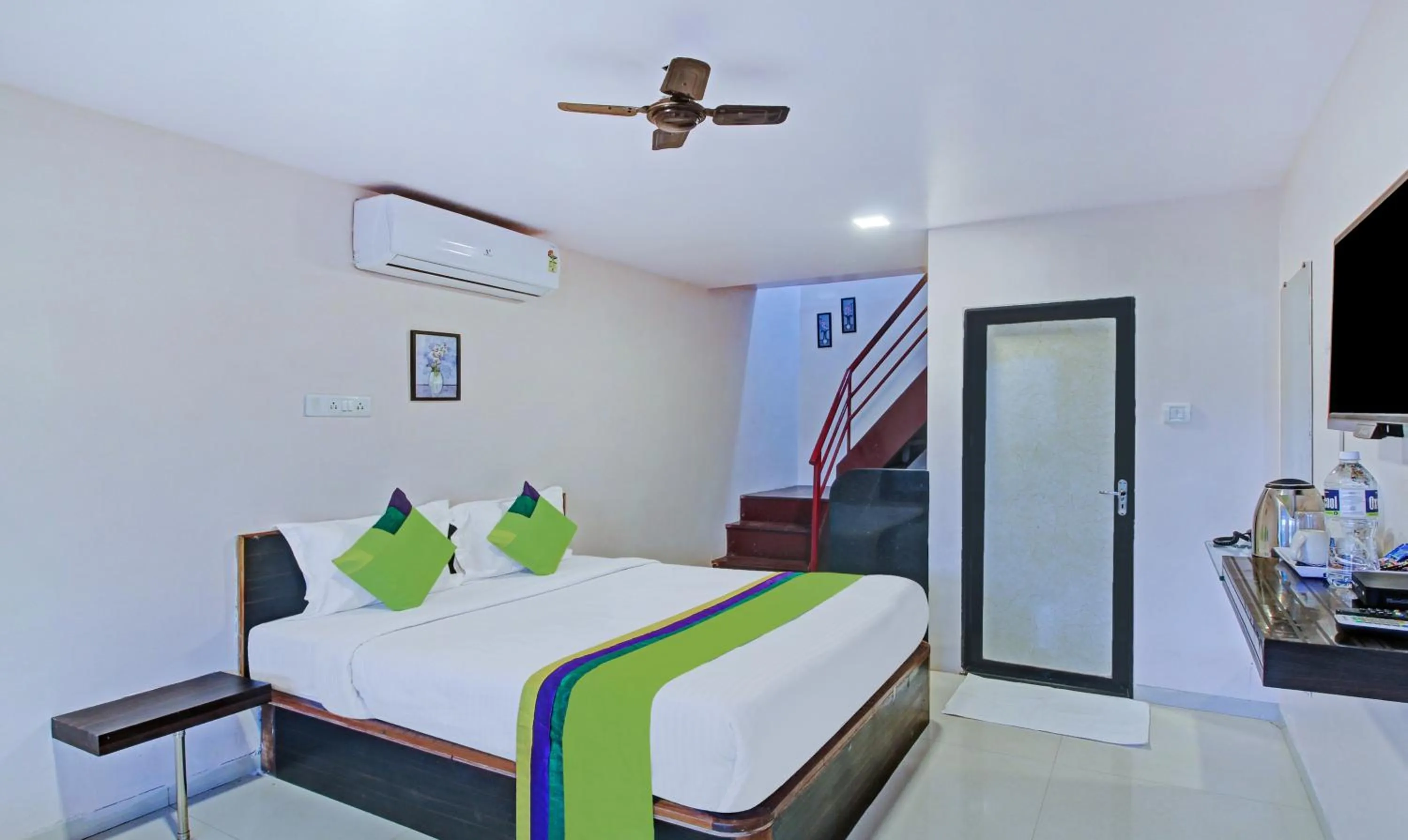 Bedroom in Treebo Berry Hill Venna Lake, 3 Km From City Center