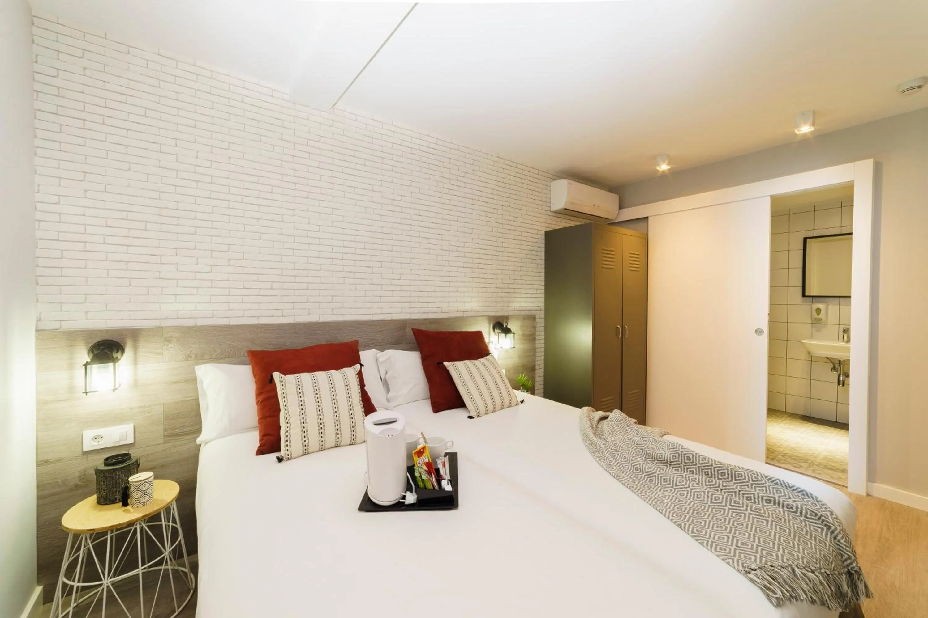 Photo of the whole room, Bed in BYPILLOW Wander