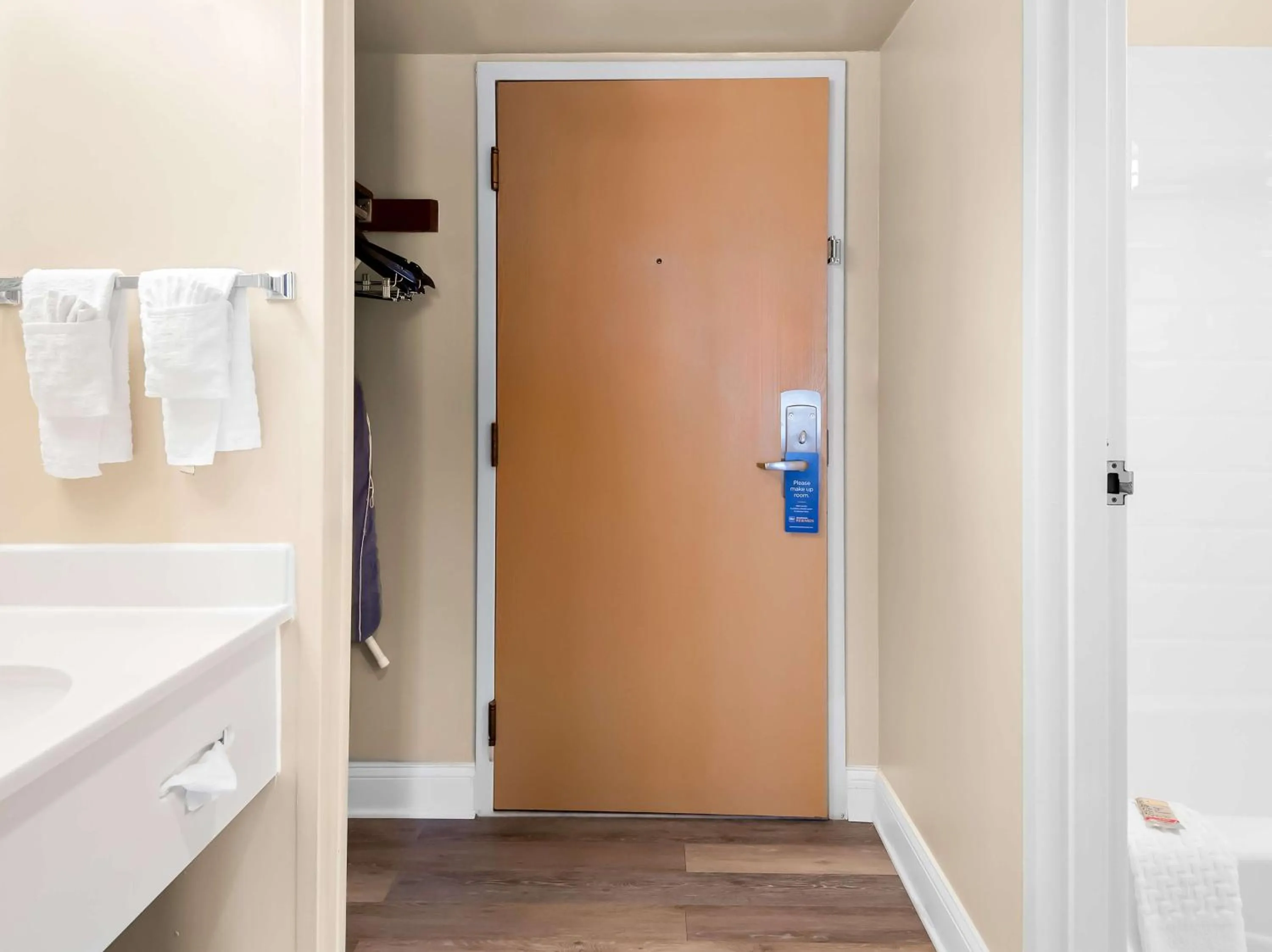 Bedroom in Best Western Potomac Mills