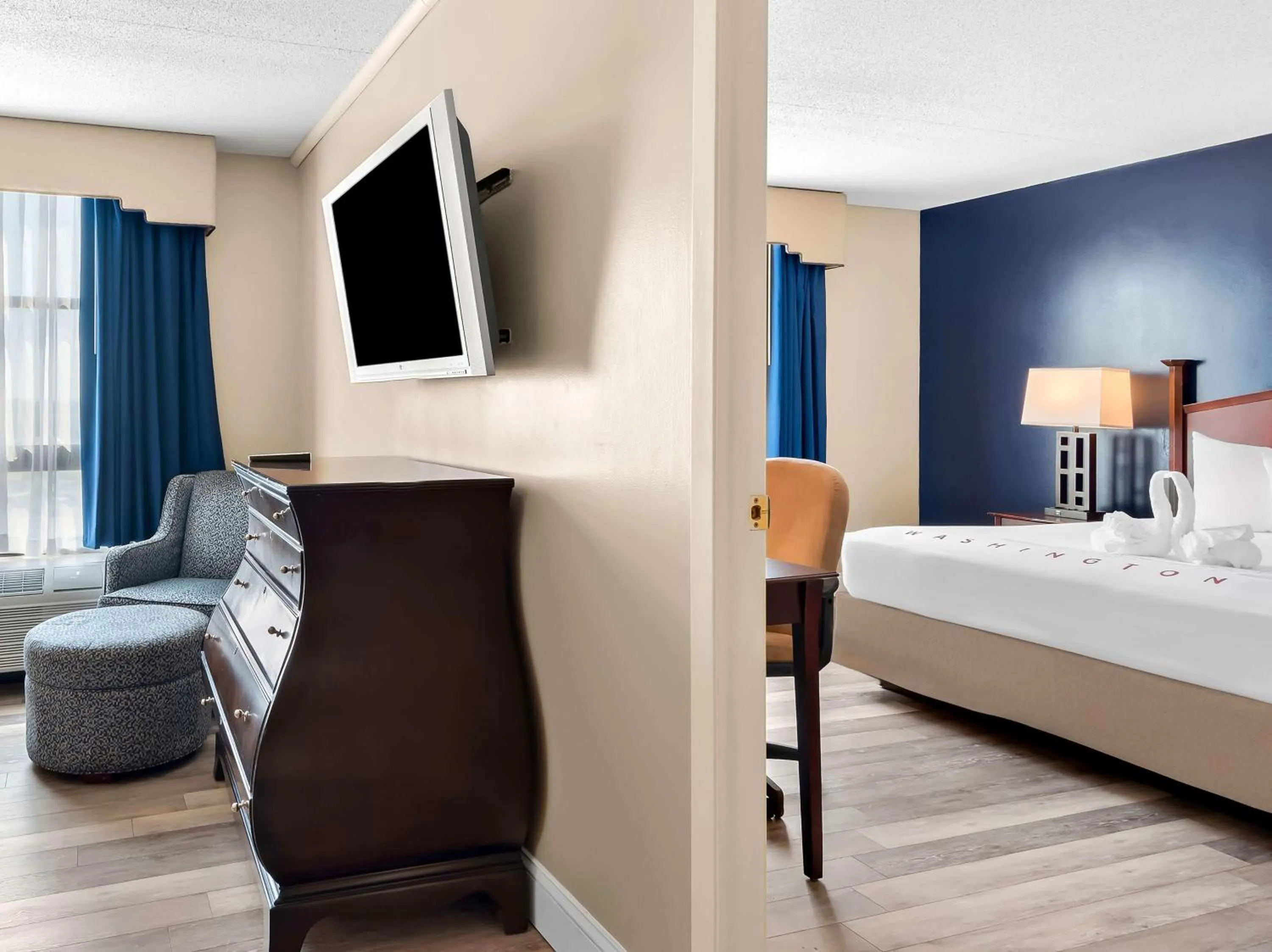 Bedroom, Bed in Best Western Potomac Mills