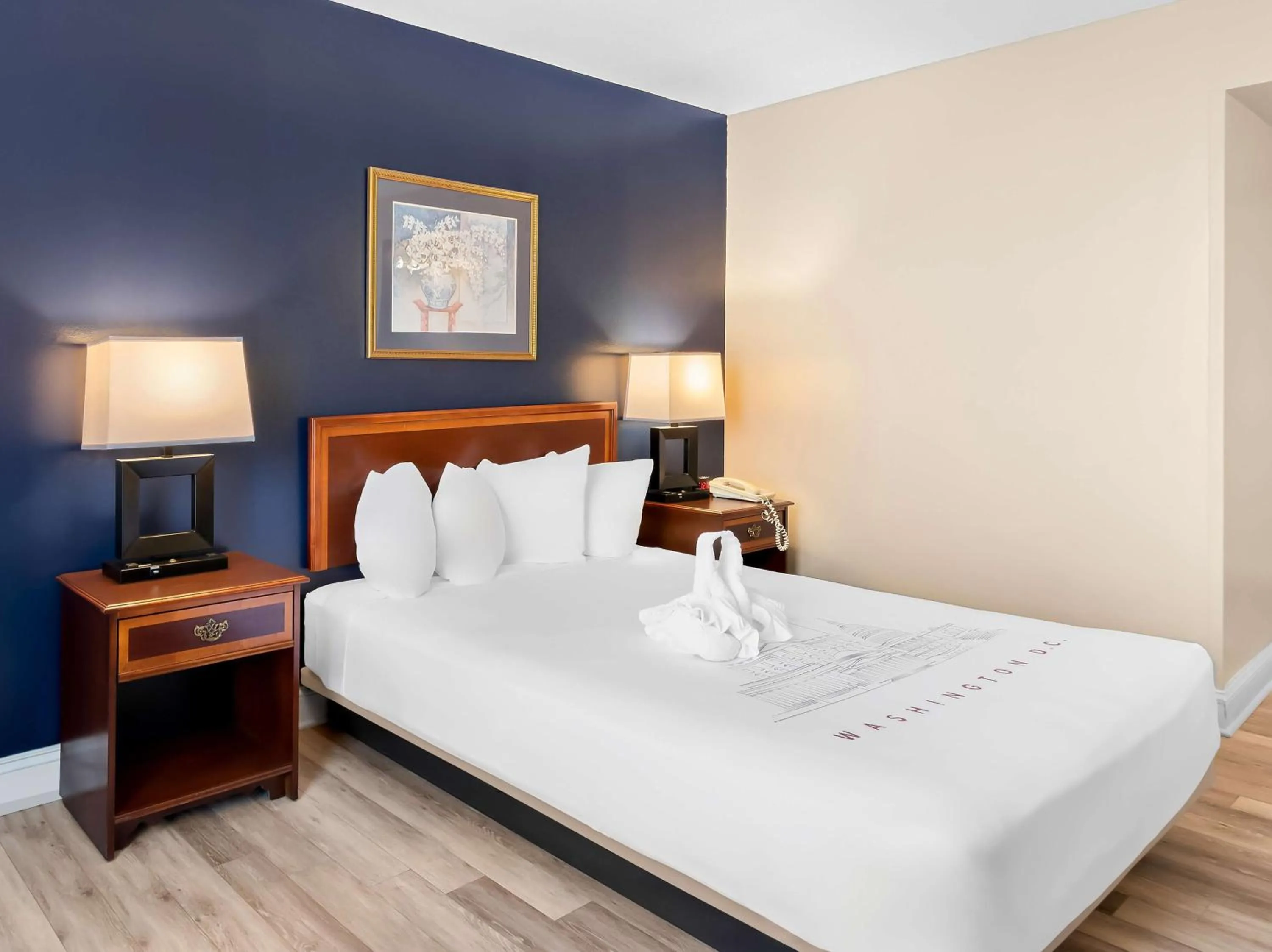 Bedroom, Bed in Best Western Potomac Mills
