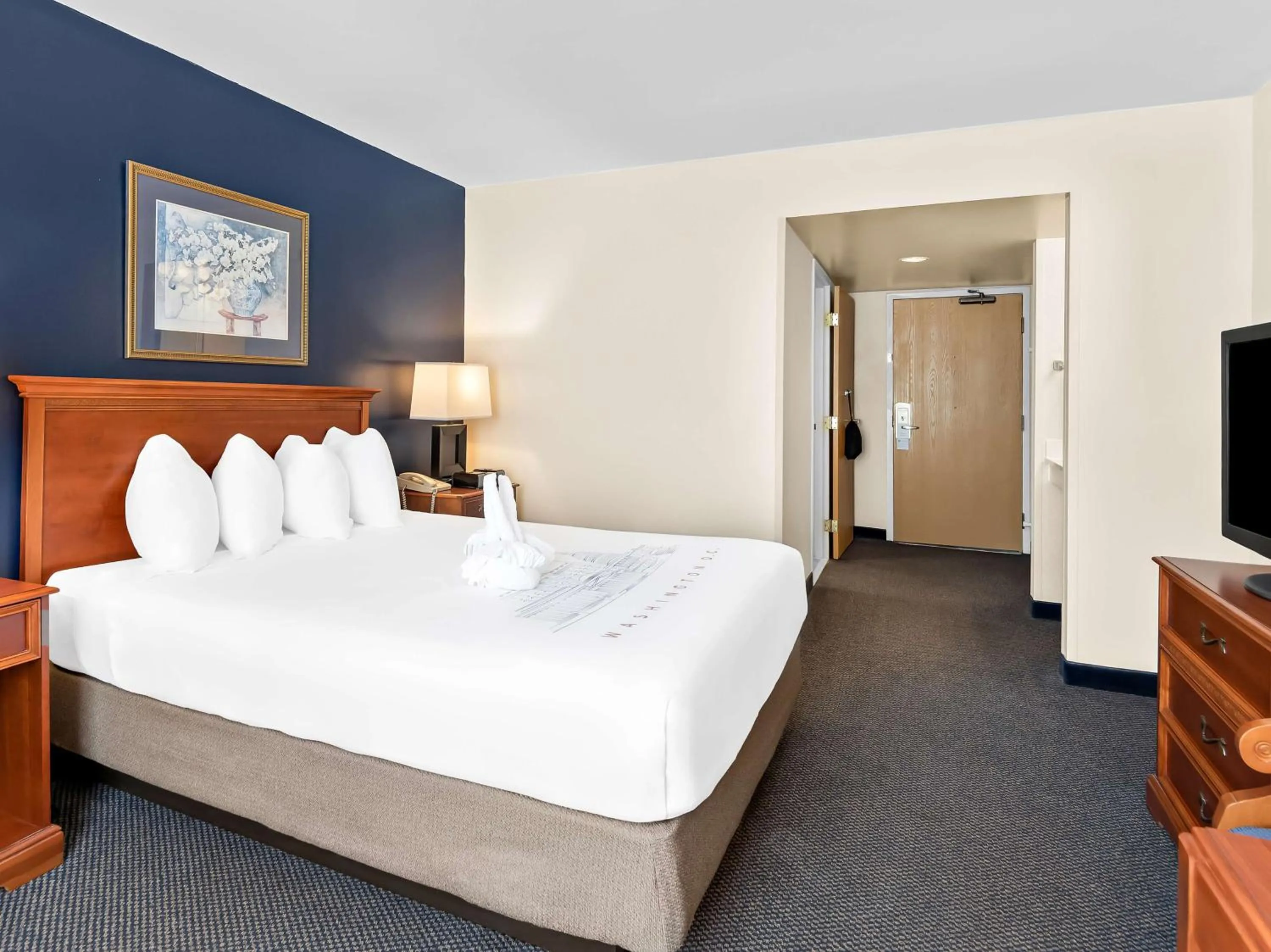 Bedroom, Bed in Best Western Potomac Mills