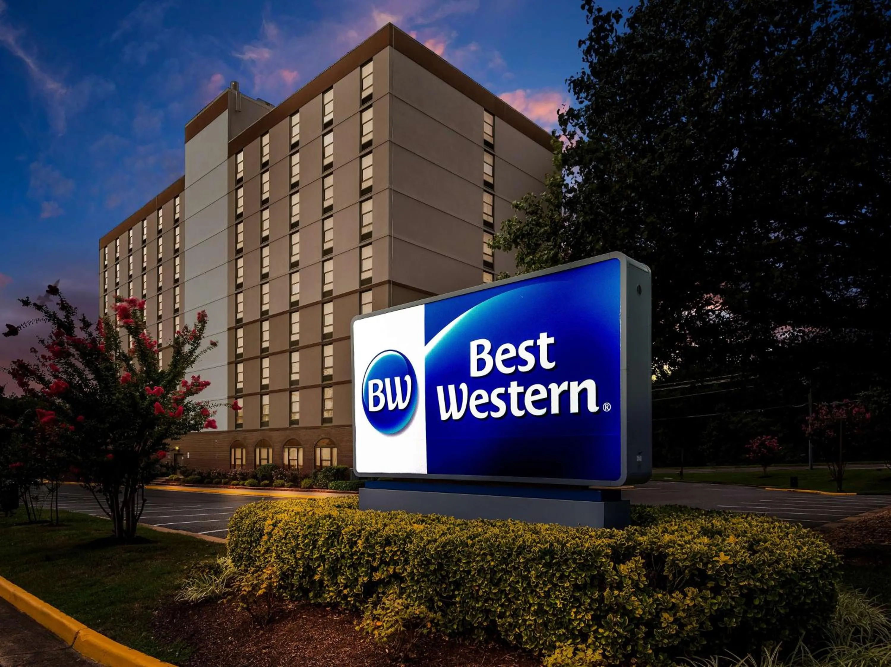 Property building in Best Western Potomac Mills