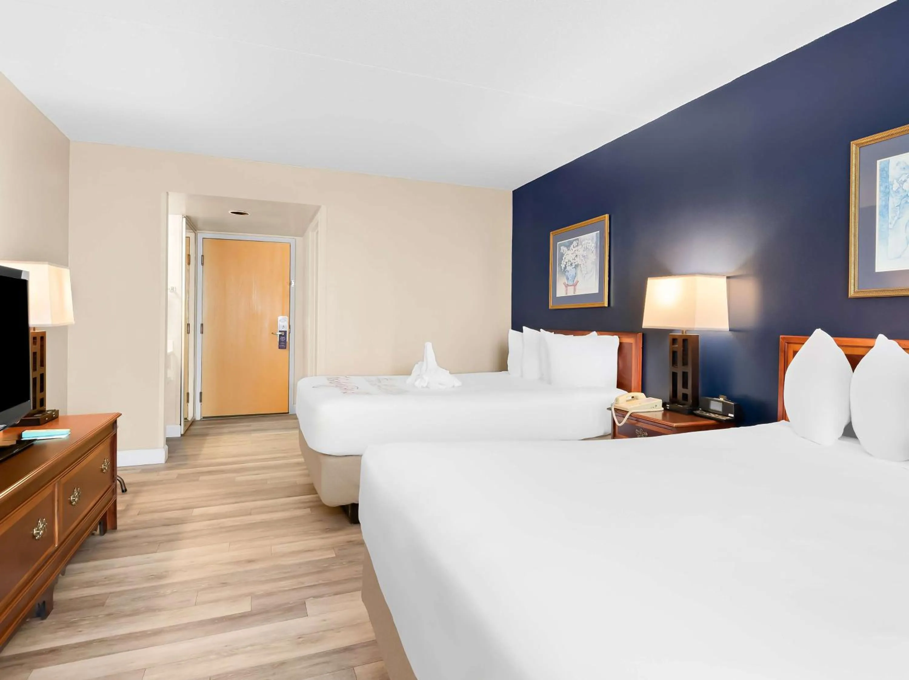 Bedroom, Bed in Best Western Potomac Mills