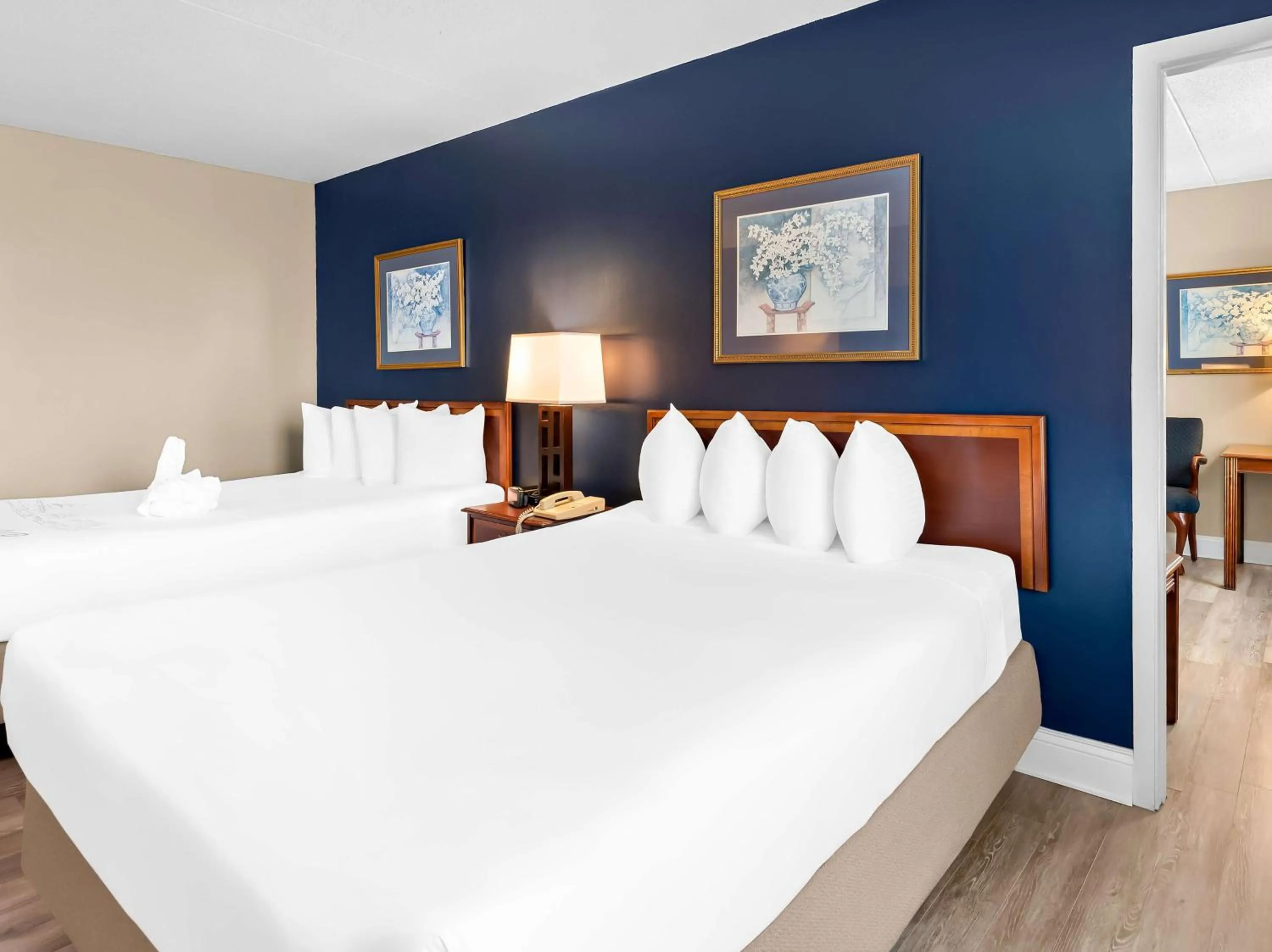 Bedroom, Bed in Best Western Potomac Mills