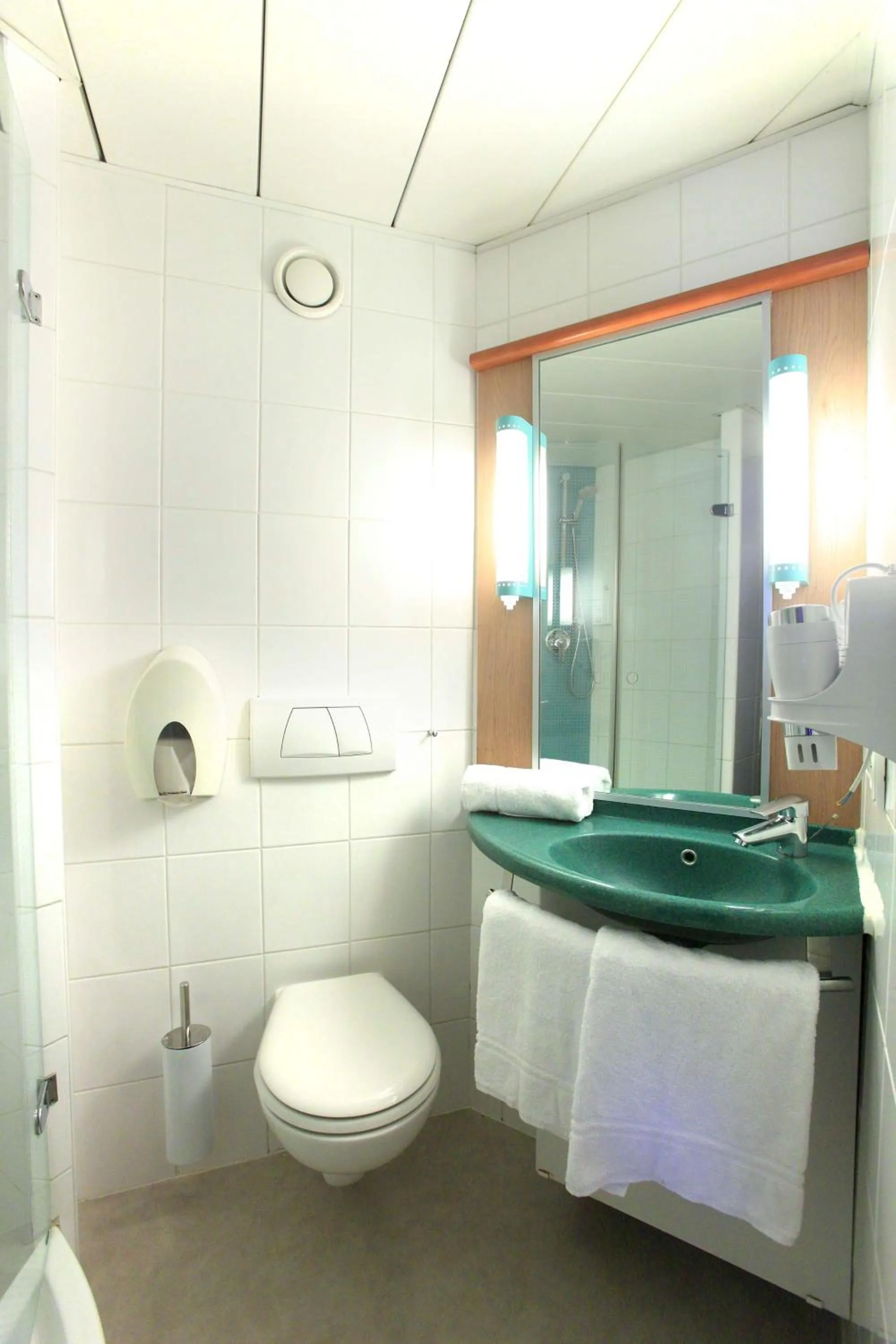 Bathroom in Brit Hotel Calais