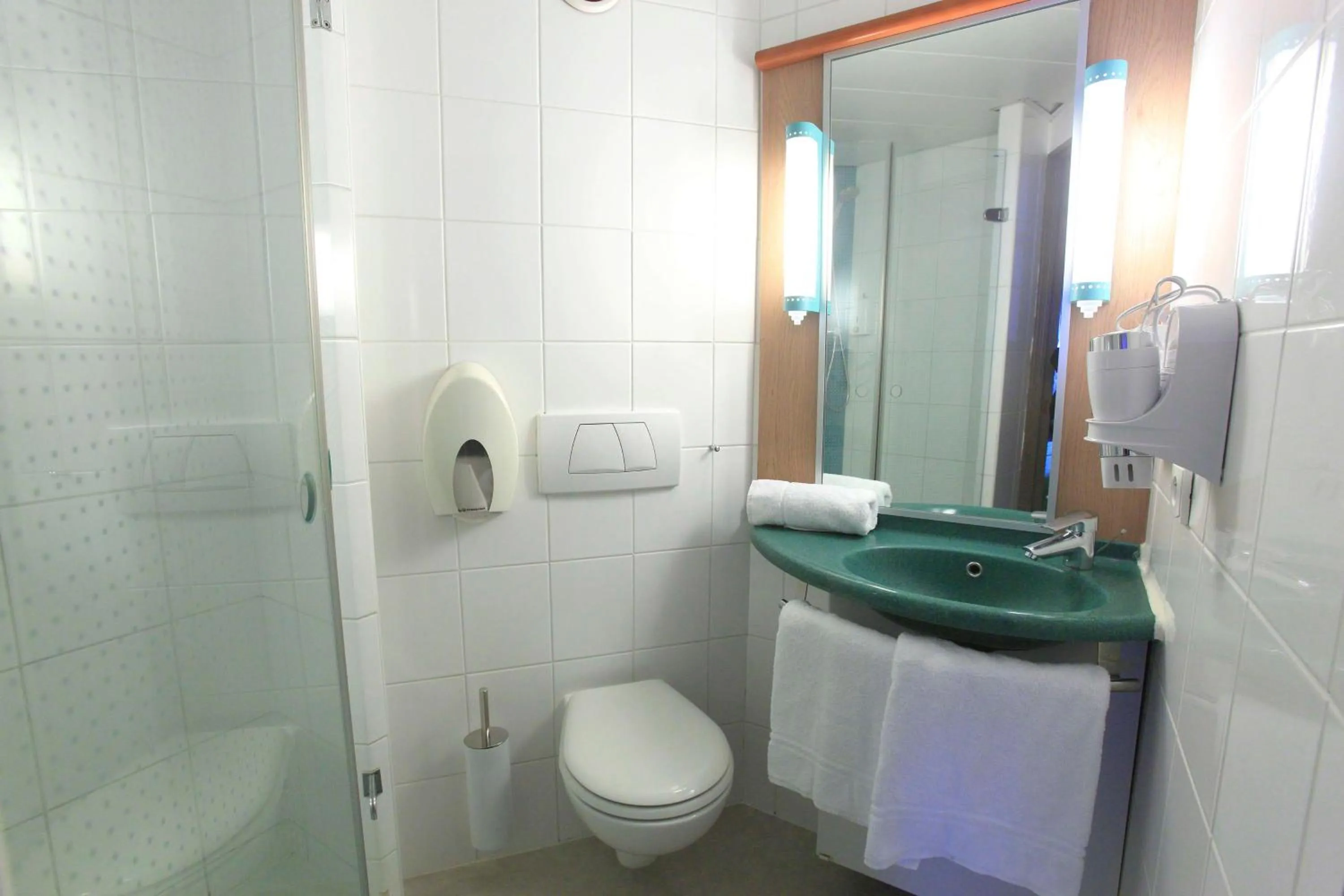 Bathroom in Brit Hotel Calais