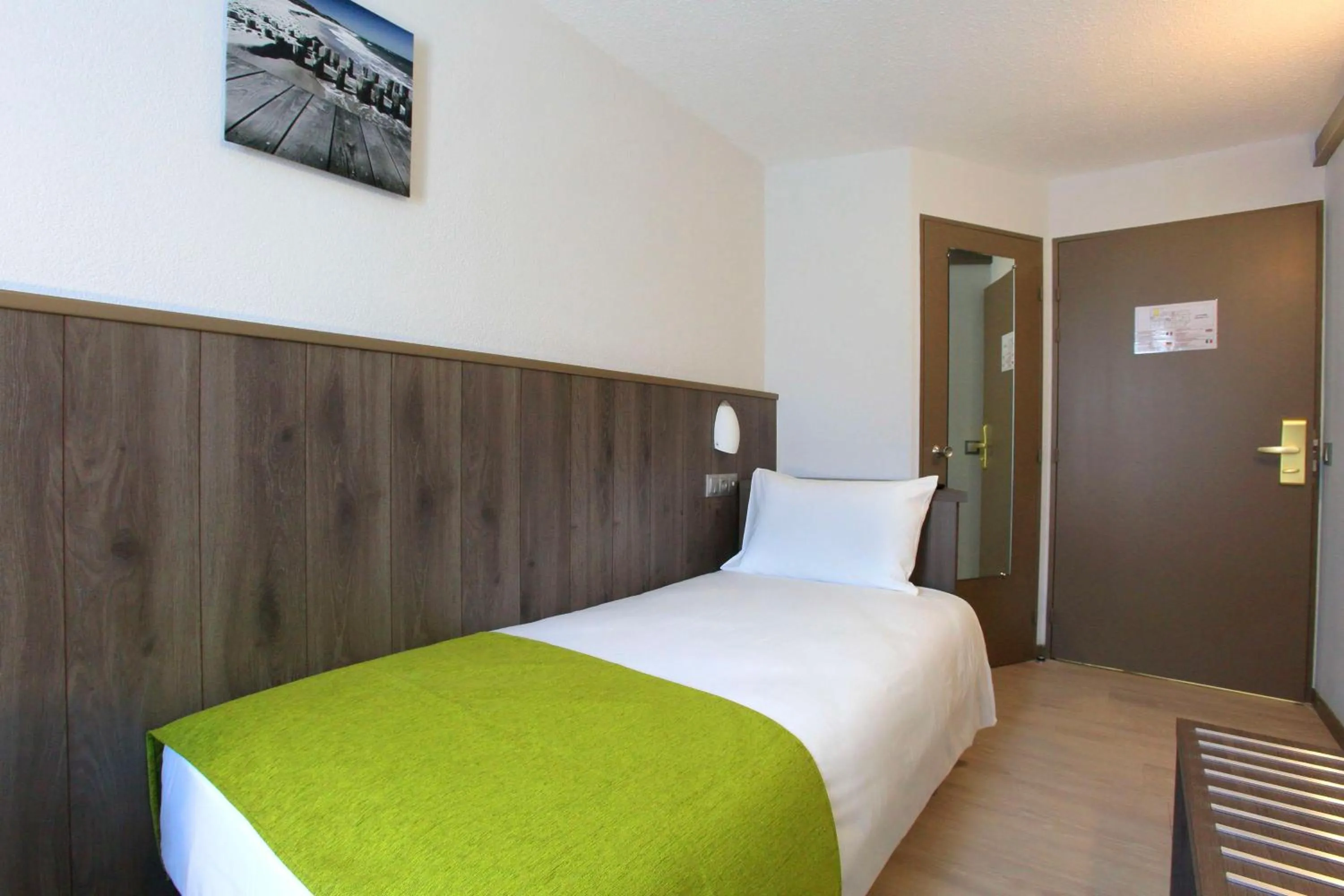 Bedroom, Bed in Brit Hotel Calais