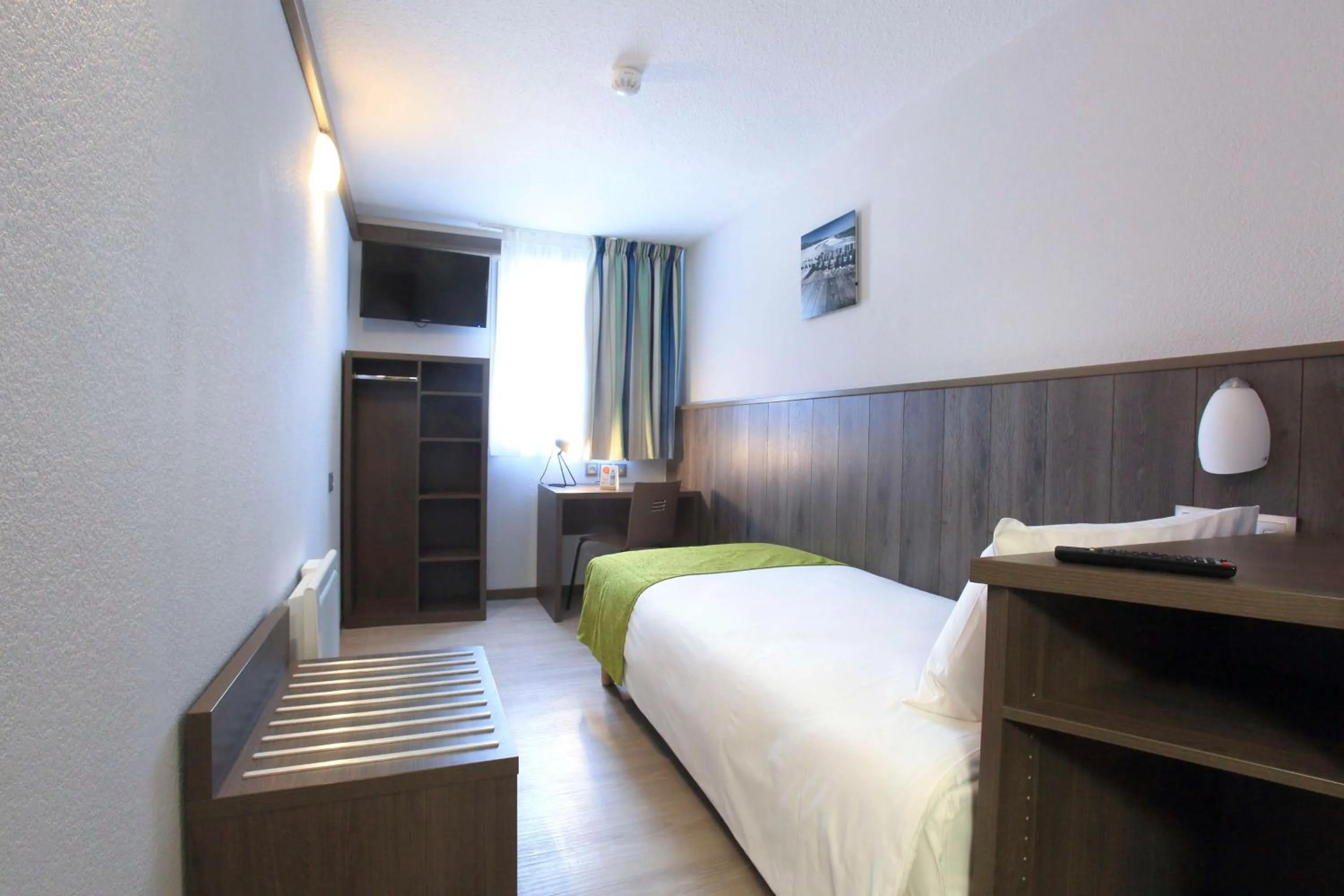 Bedroom, Bed in Brit Hotel Calais