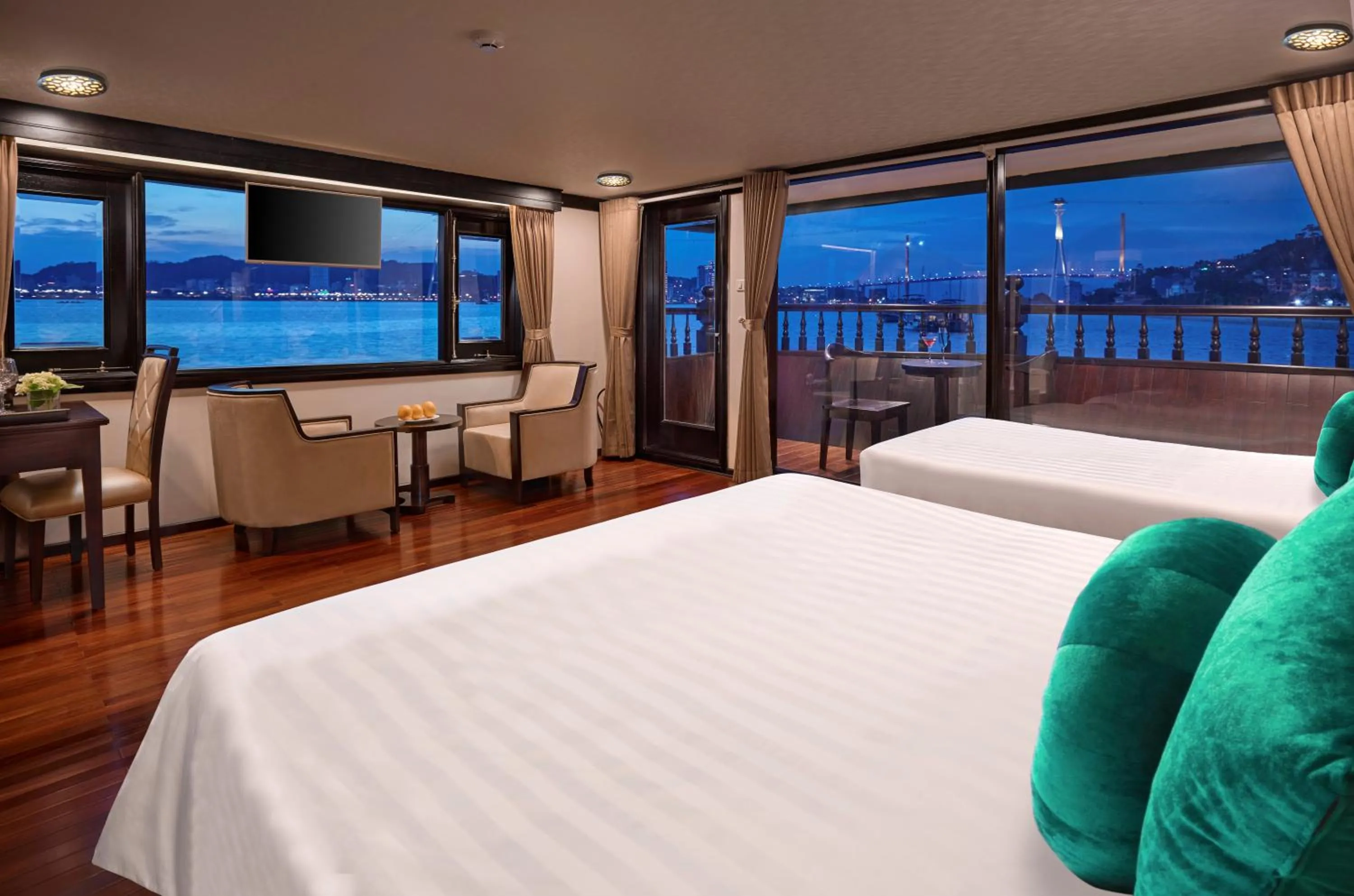Photo of the whole room, Bed in Alisa Premier Cruise