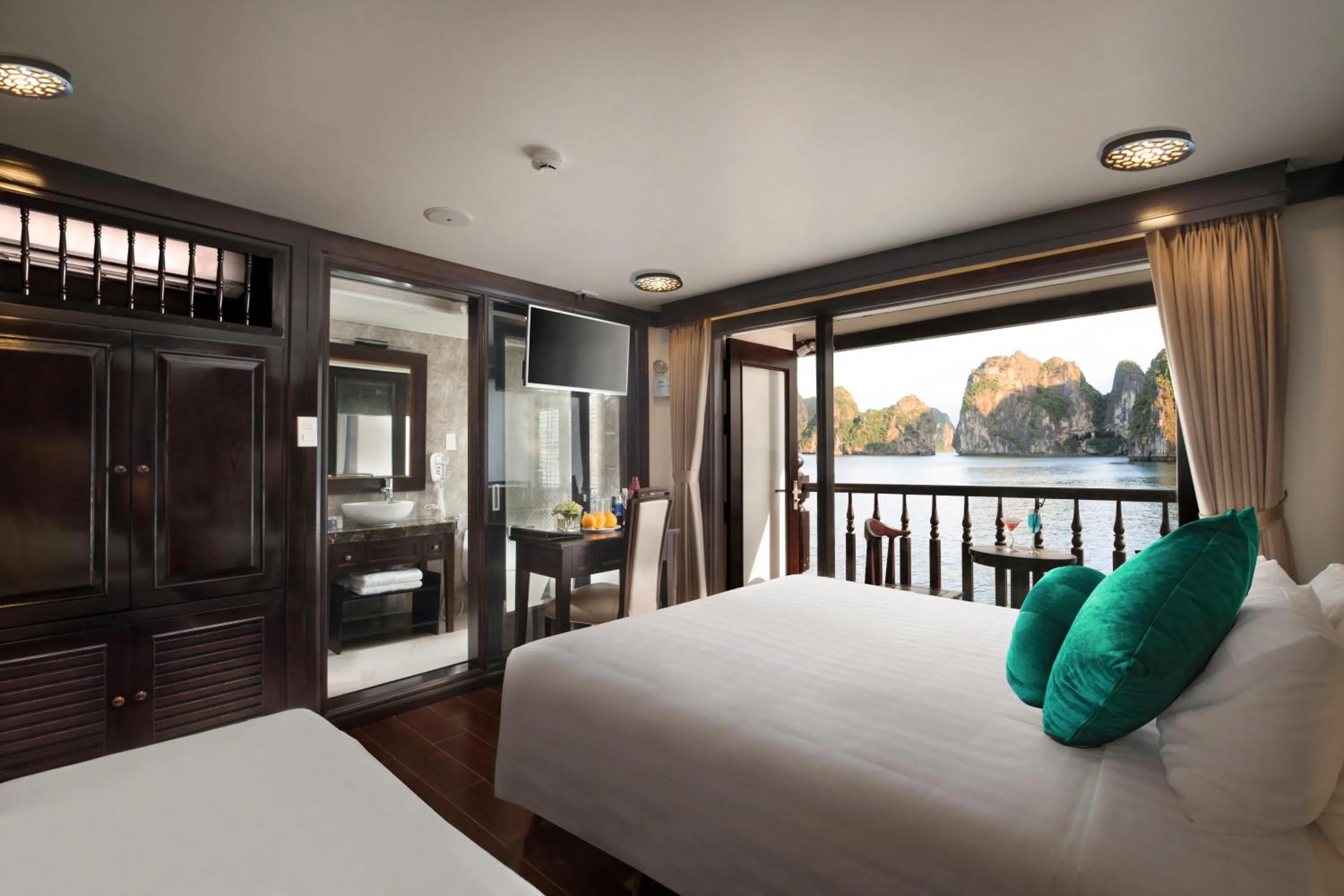 Photo of the whole room, Bed in Alisa Premier Cruise